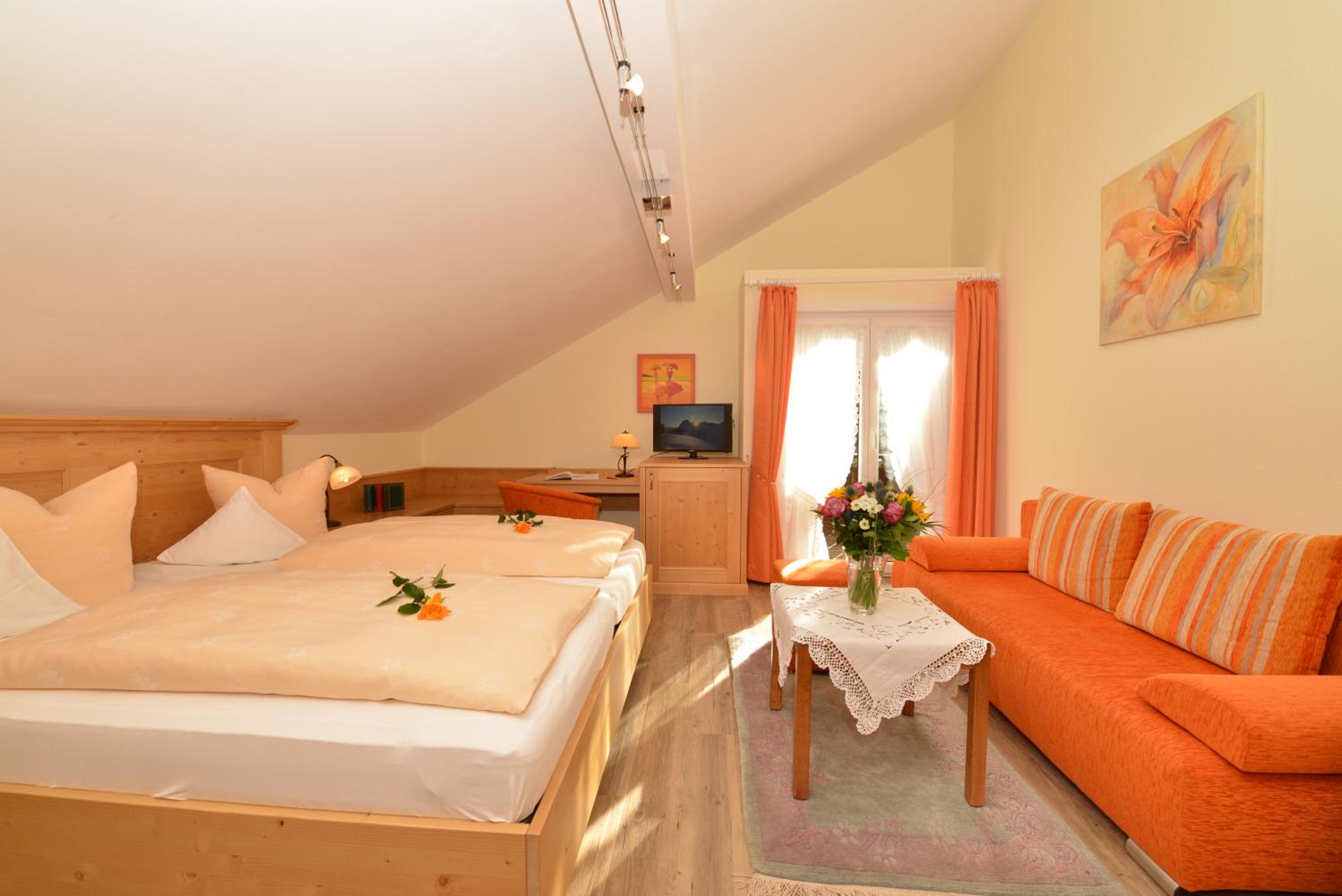 Deluxe Double Room with Balcony - Photo 7