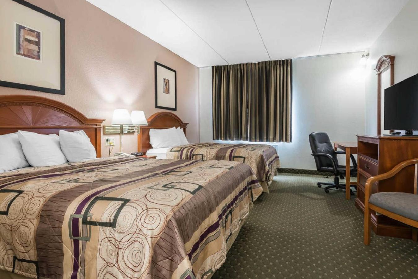 Queen Room with Two Queen Beds and Sofa Bed - Non-Smoking photo 1