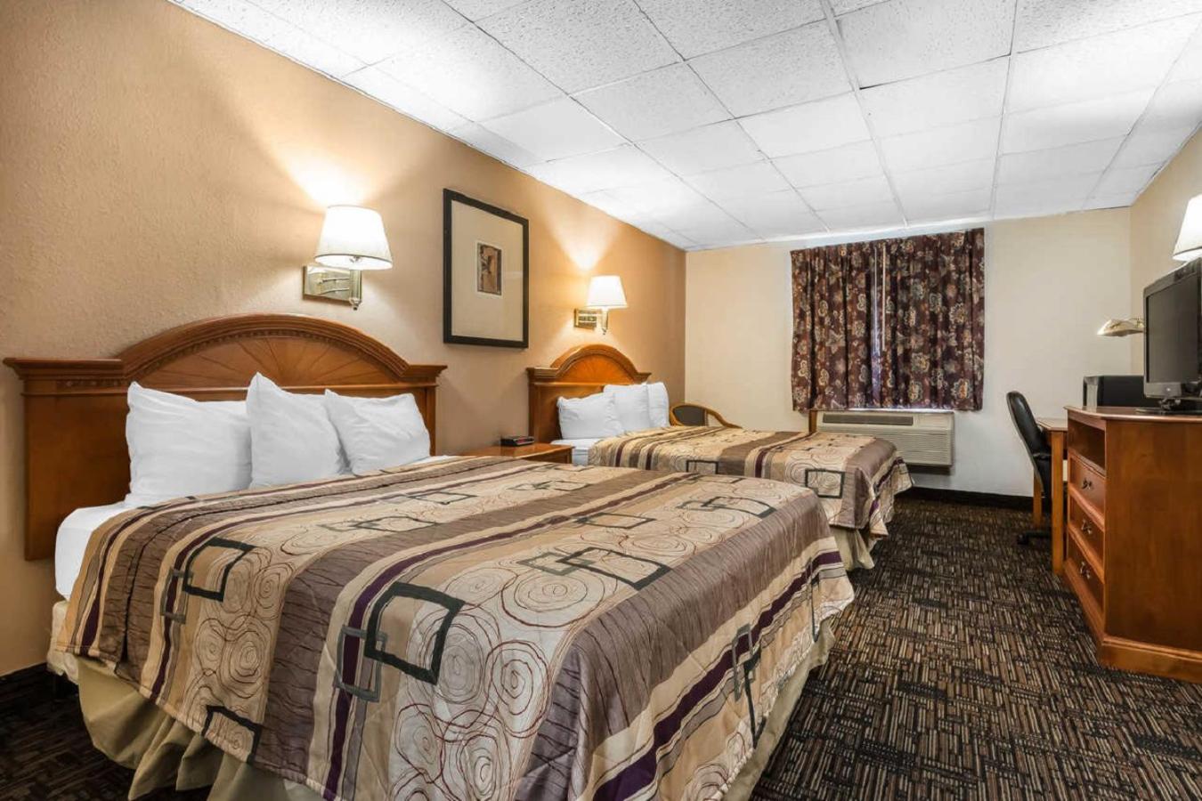 Queen Room with Two Queen Beds and Sofa Bed - Non-Smoking photo 3
