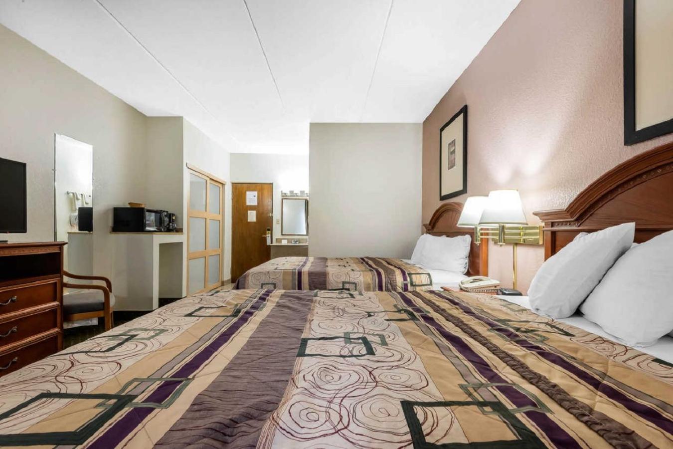 Queen Room with Two Queen Beds and Sofa Bed - Non-Smoking photo 2