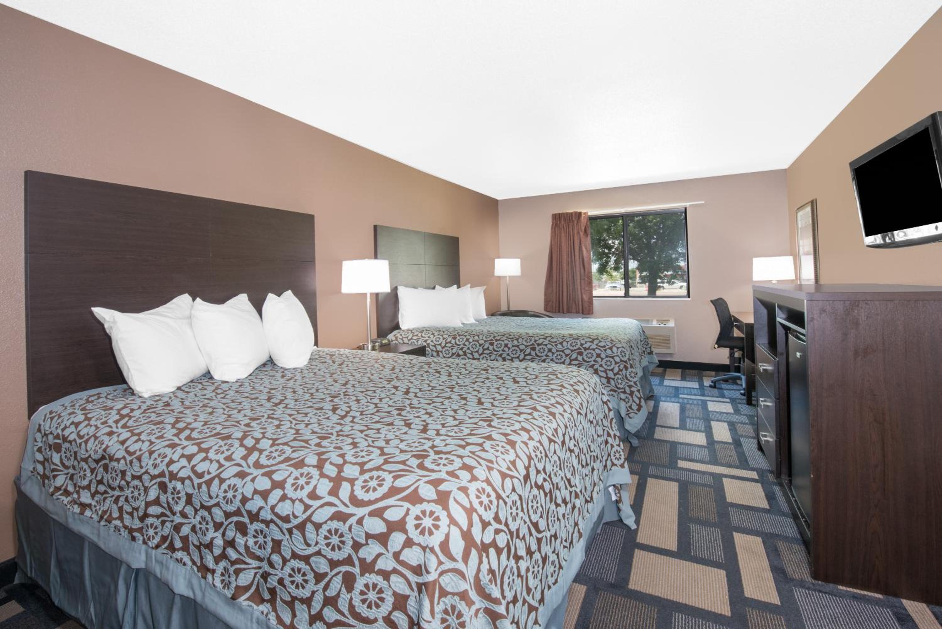 Queen Room with Two Queen Beds - Non-Smoking - Photo 3