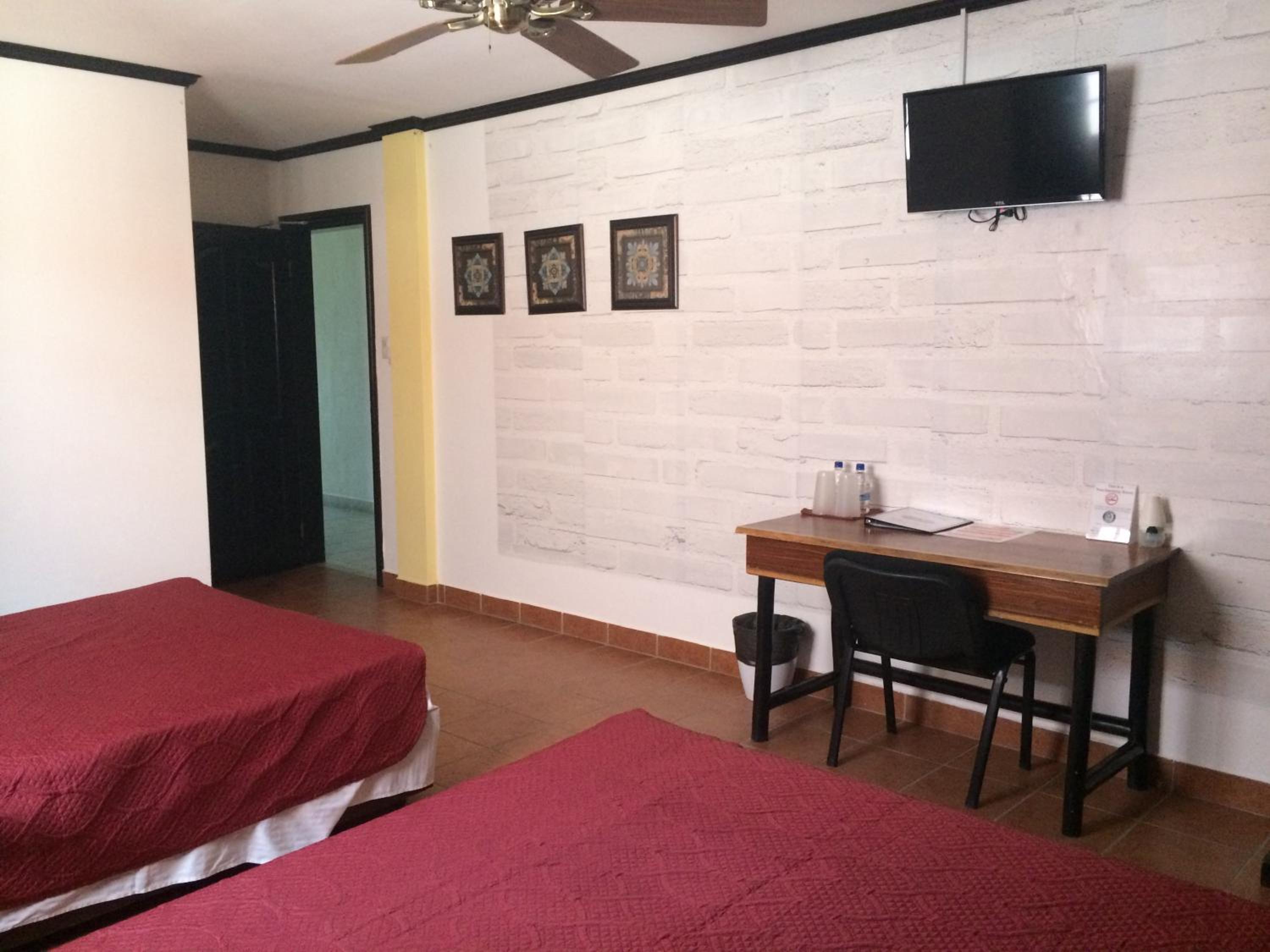 Queen Room with Two Queen Beds photo 3
