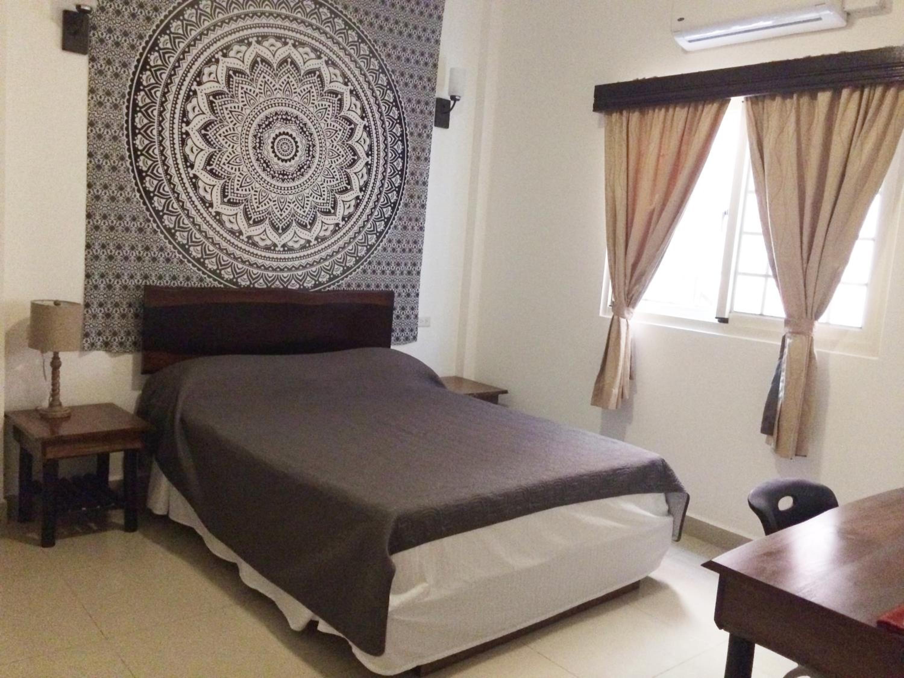 Queen Room photo 2
