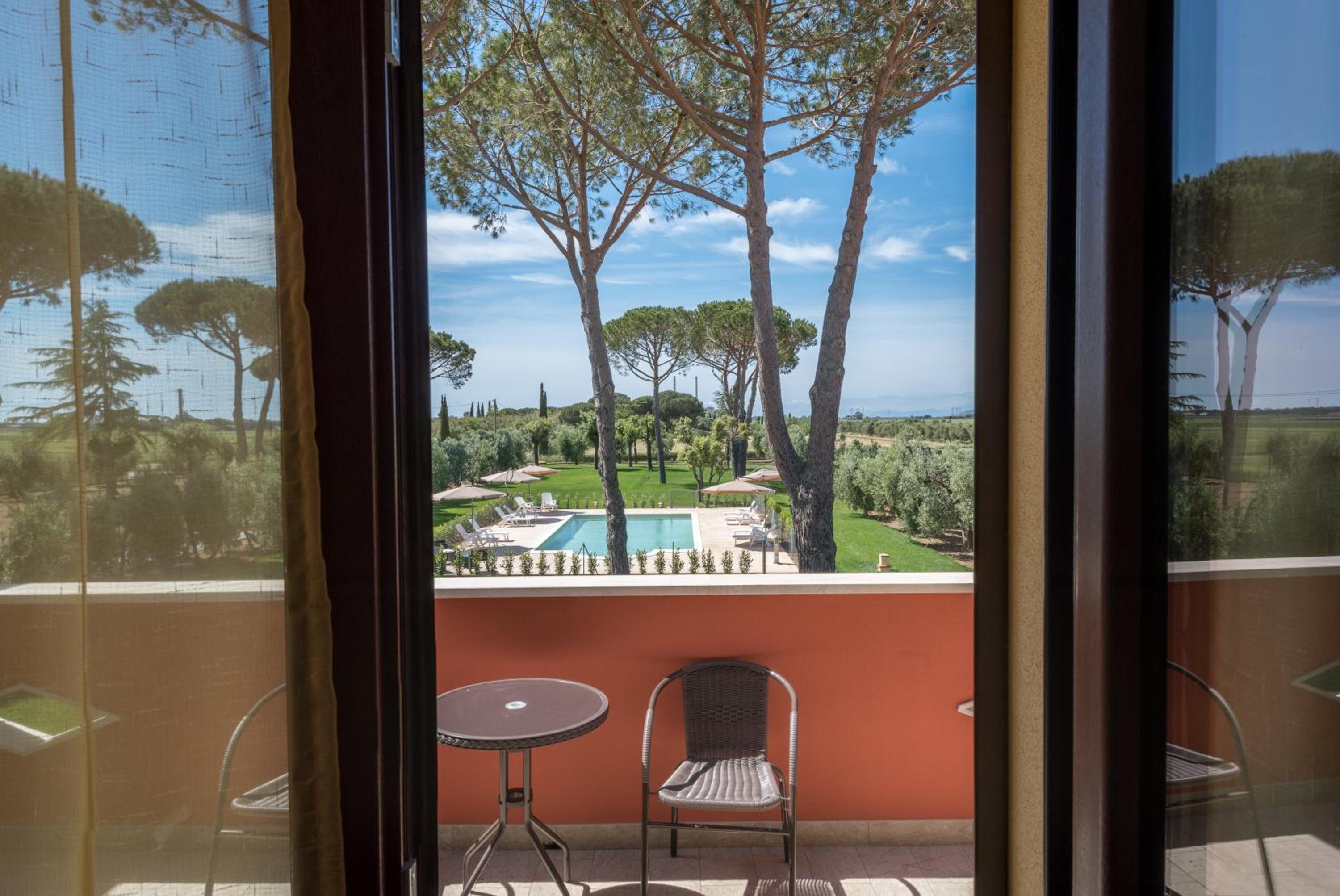 One-Bedroom Apartment with Pool View photo 2