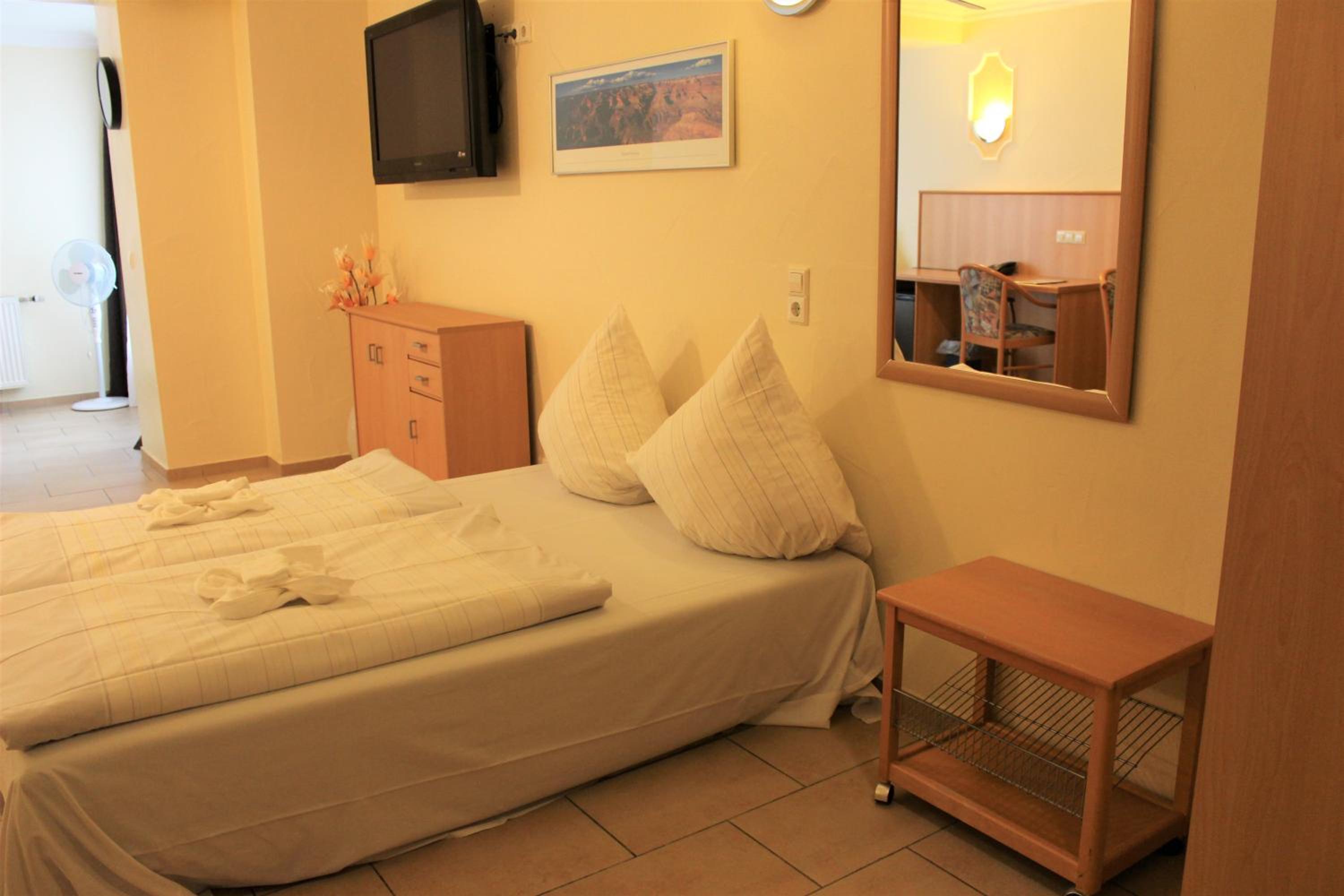 Quadruple Room - Photo 11