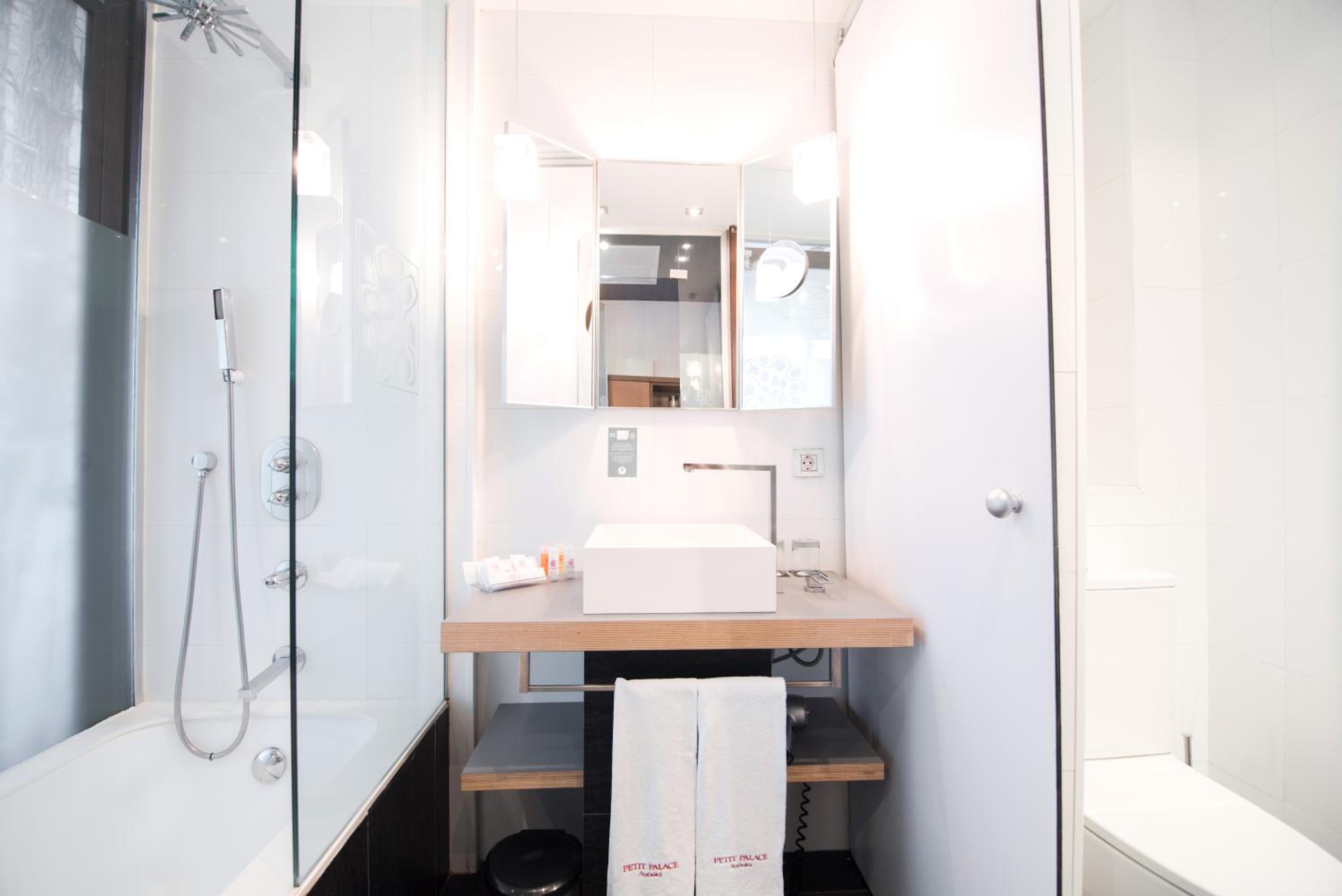 Double Room (1 - 2 Adults) - Photo 3