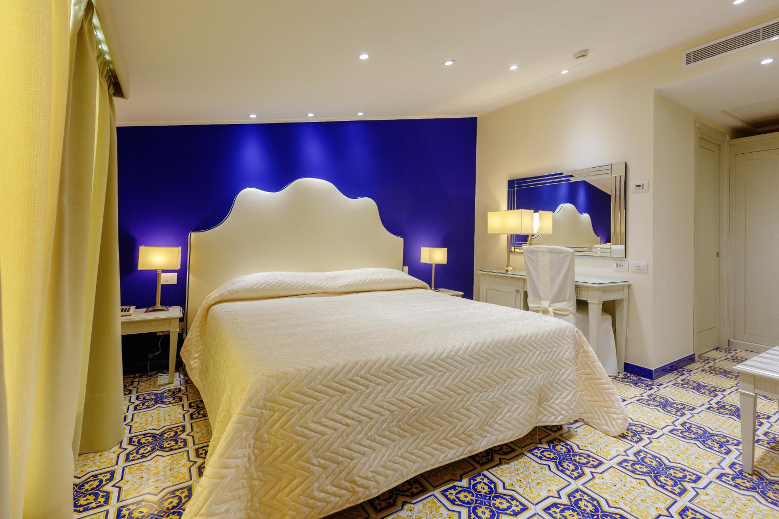 Deluxe Double Room with Sea View - Photo 2