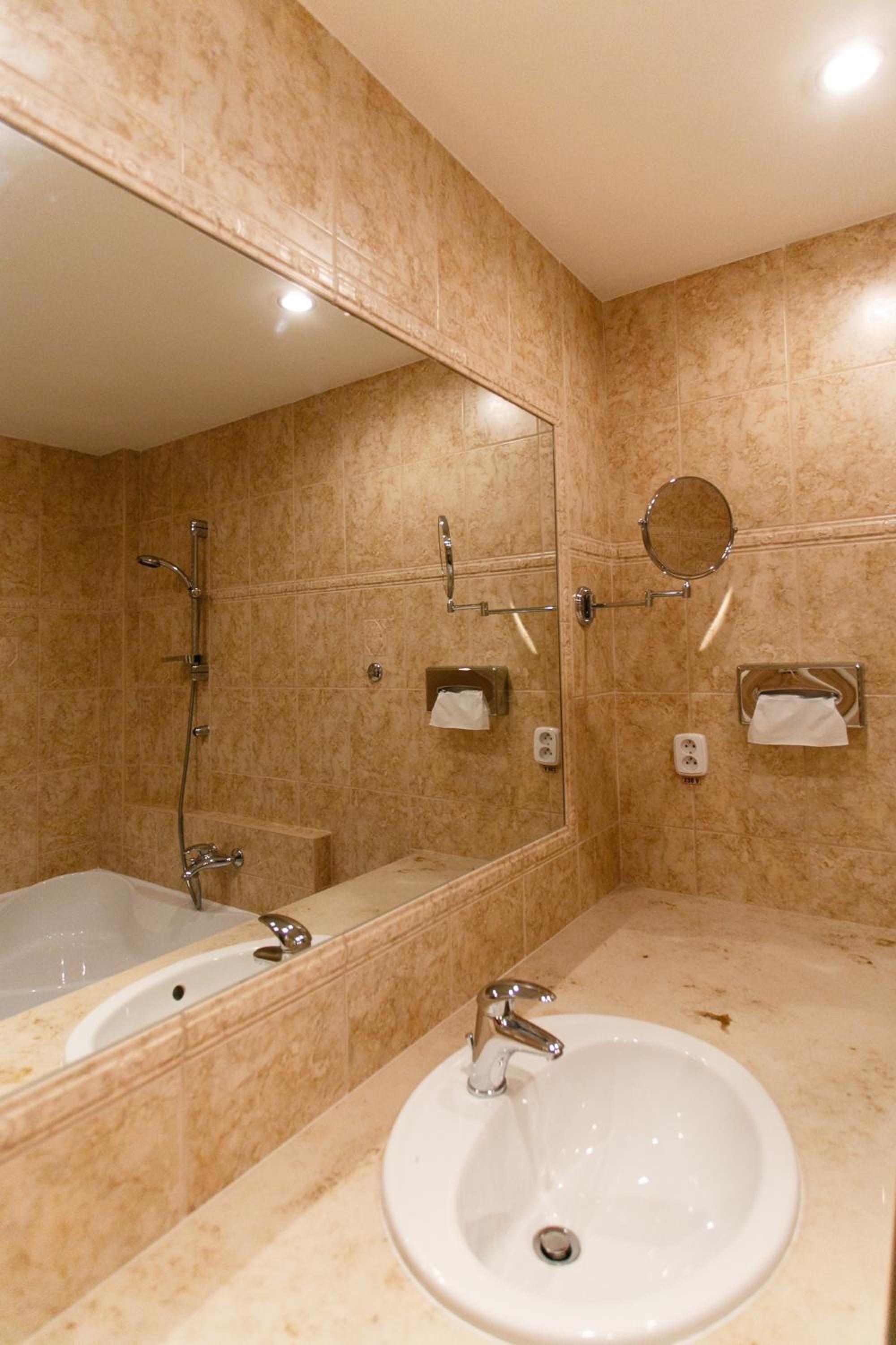 Suite - Photo 11