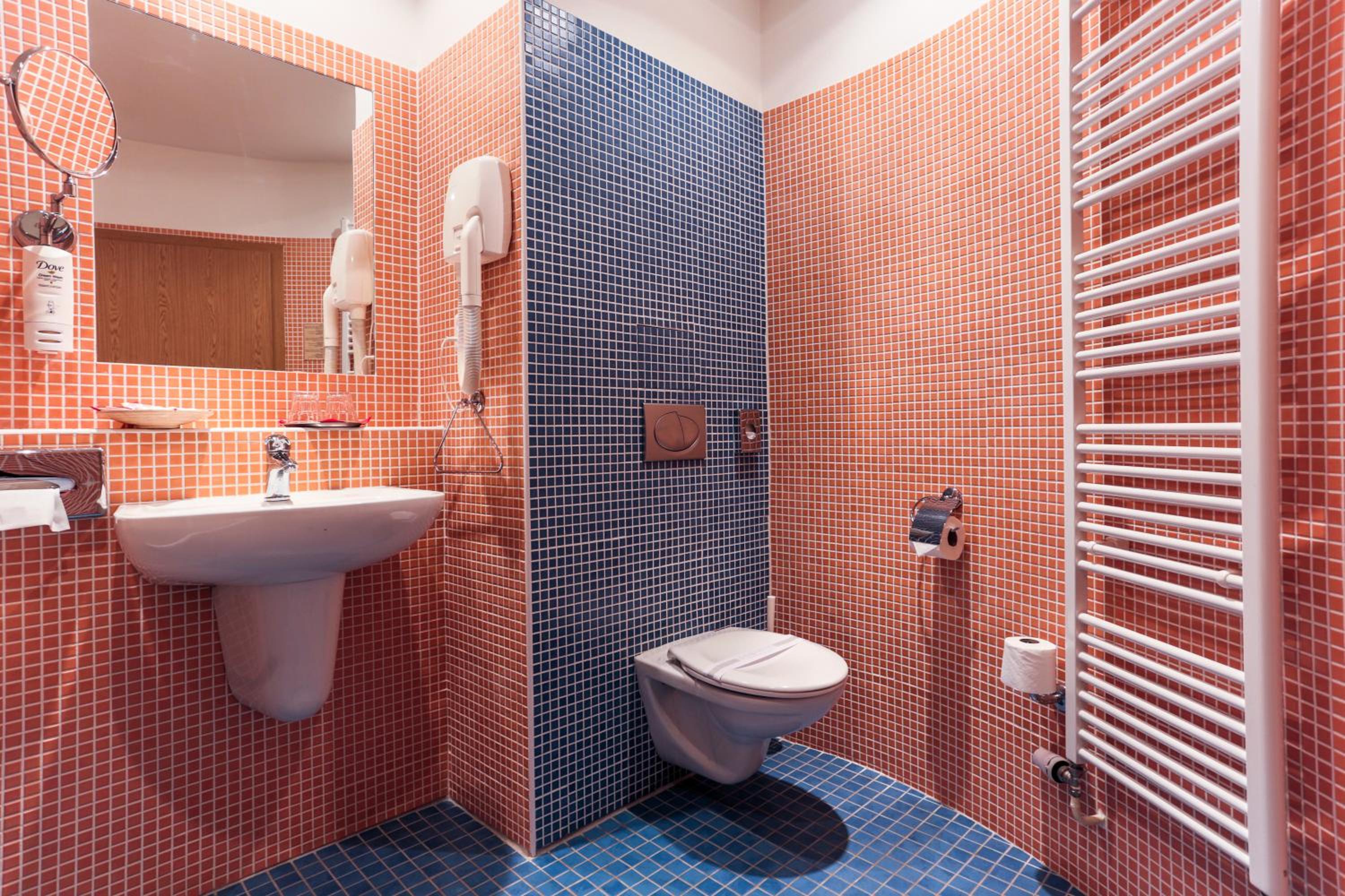 Deluxe Double Room with Bath - Photo 3