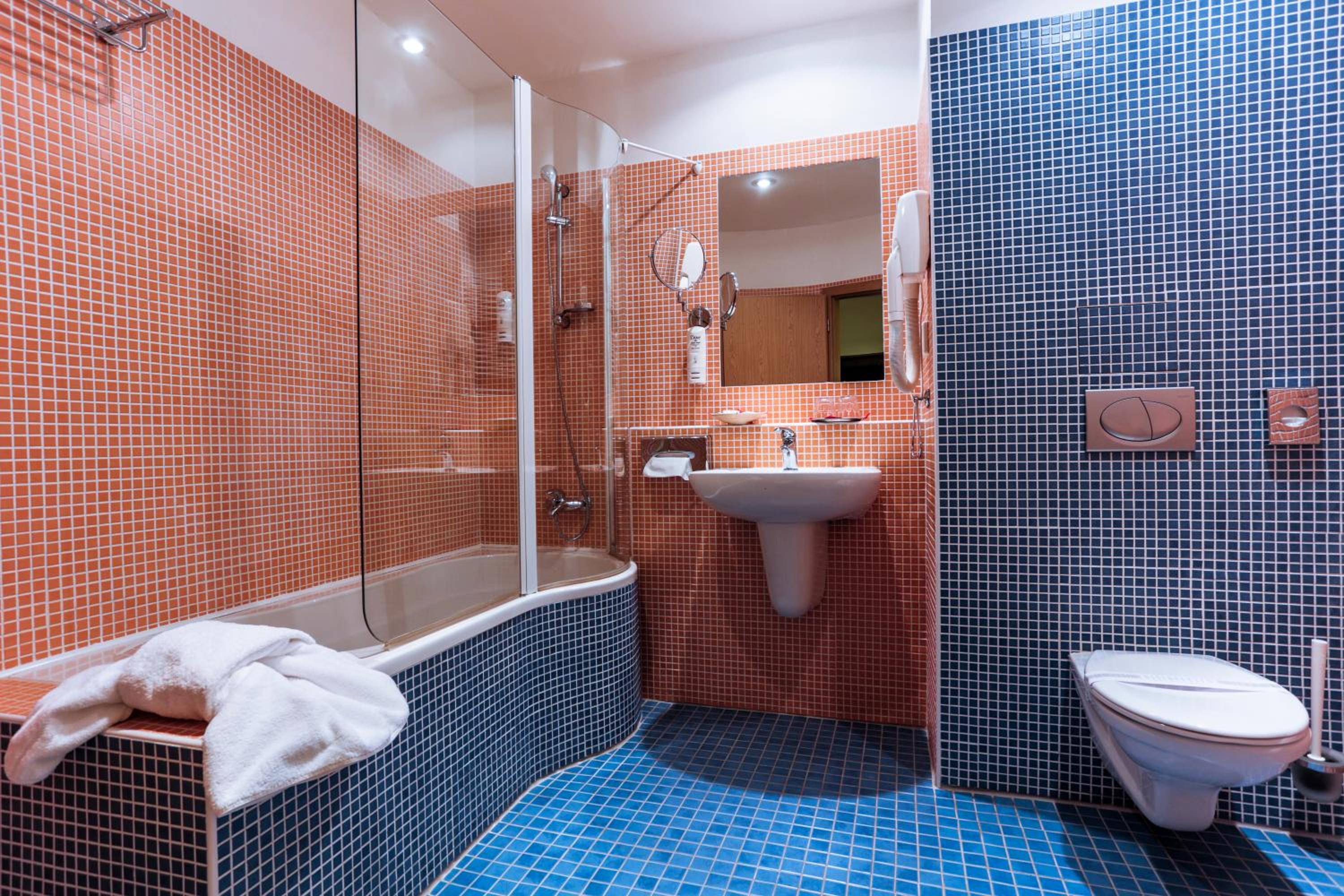 Deluxe Double Room with Bath - Photo 4