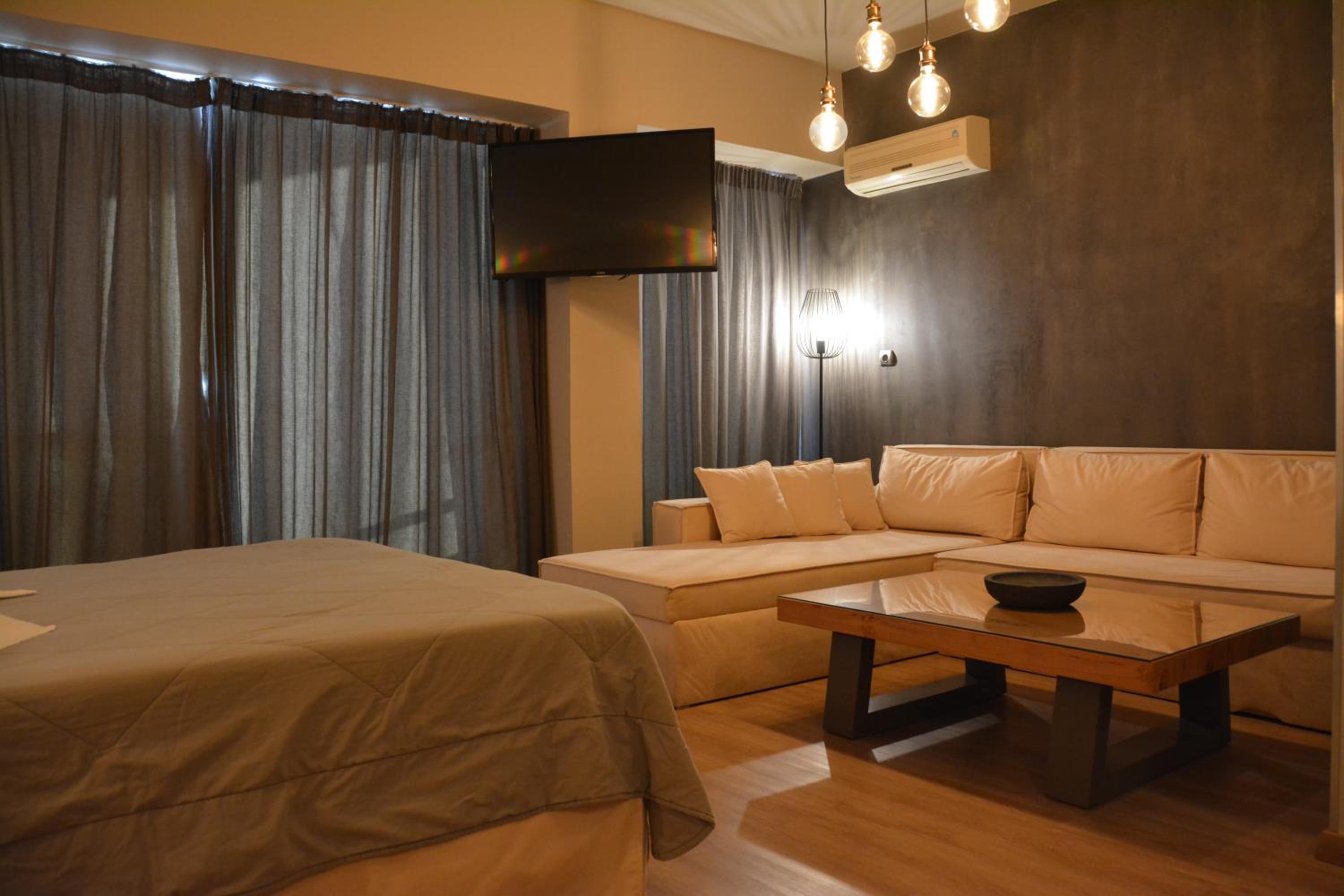 מלון סקורפיוס סי סייד פיראוס — Family room with sea view