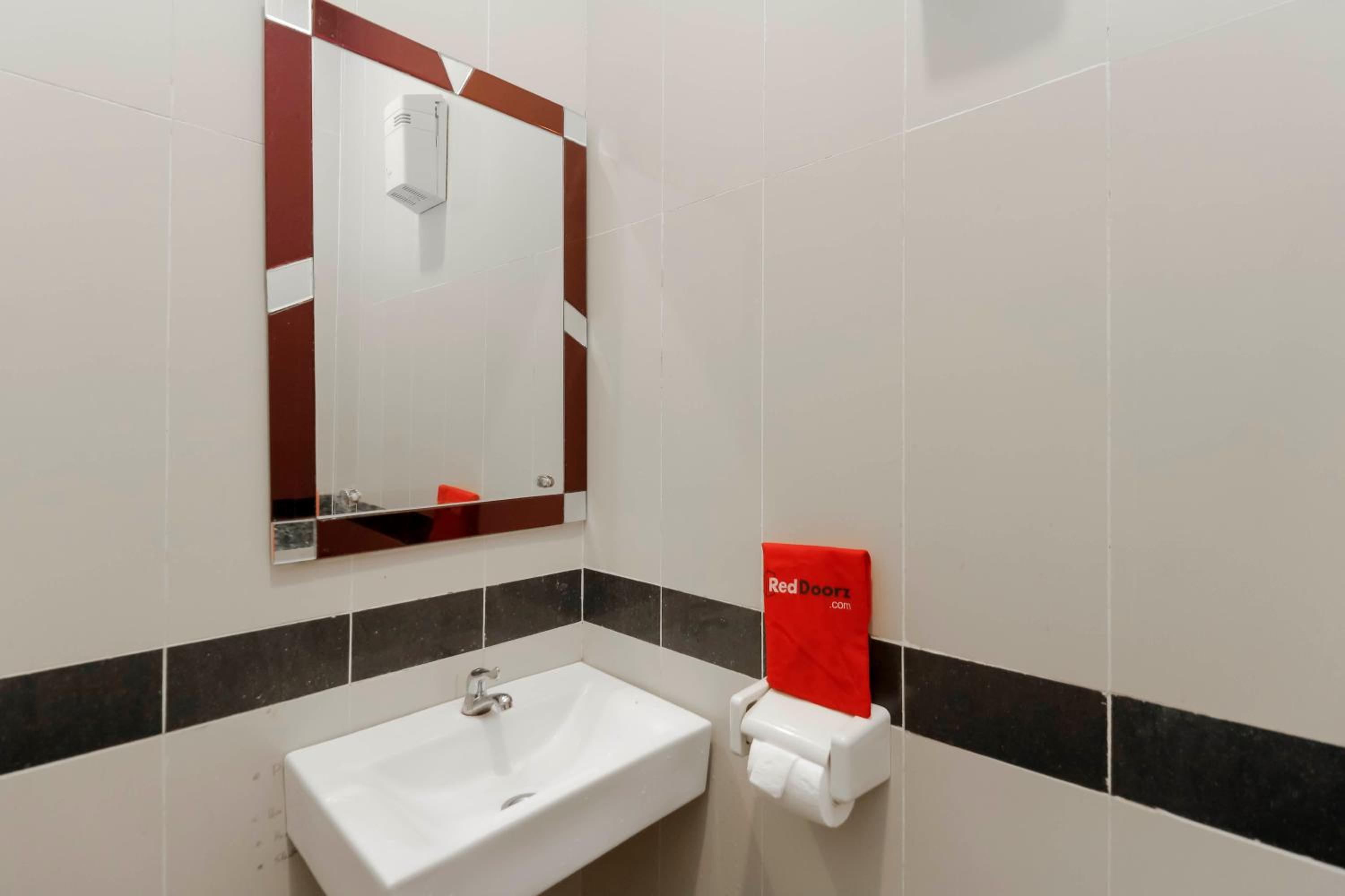 RedDoorz Double Room photo 2