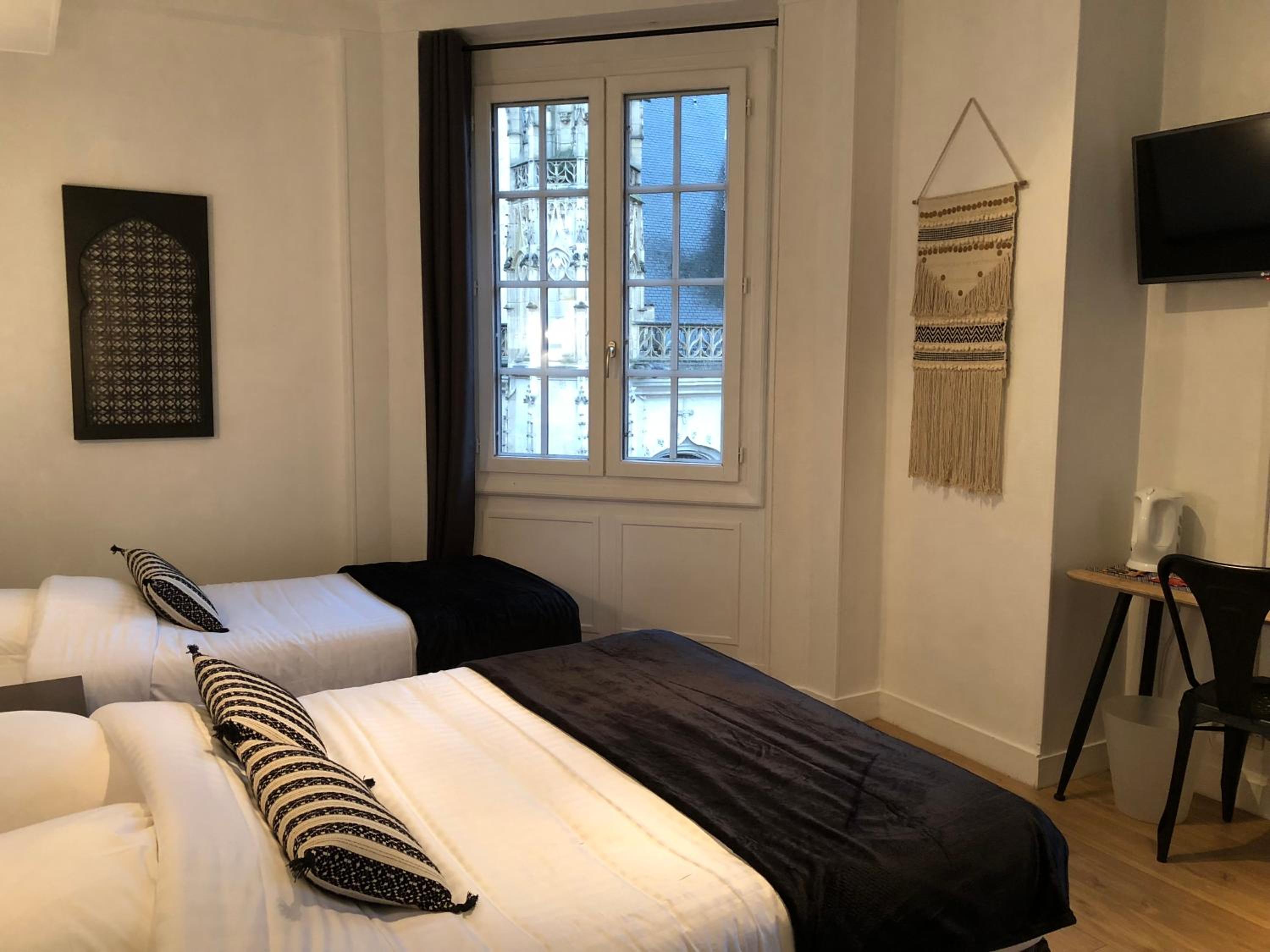 Triple Room with Courthouse View