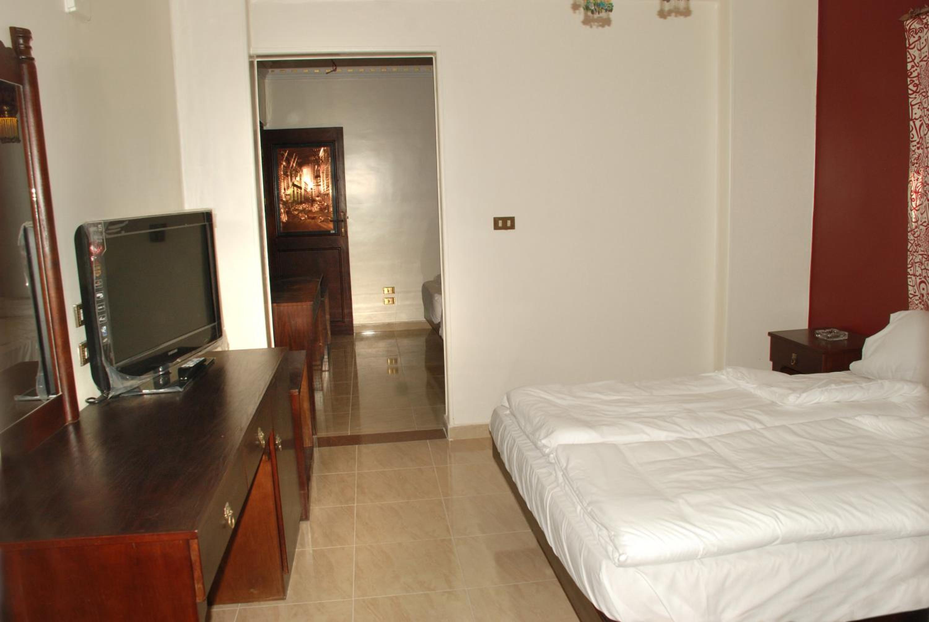 Family Room with City View  - Photo 4