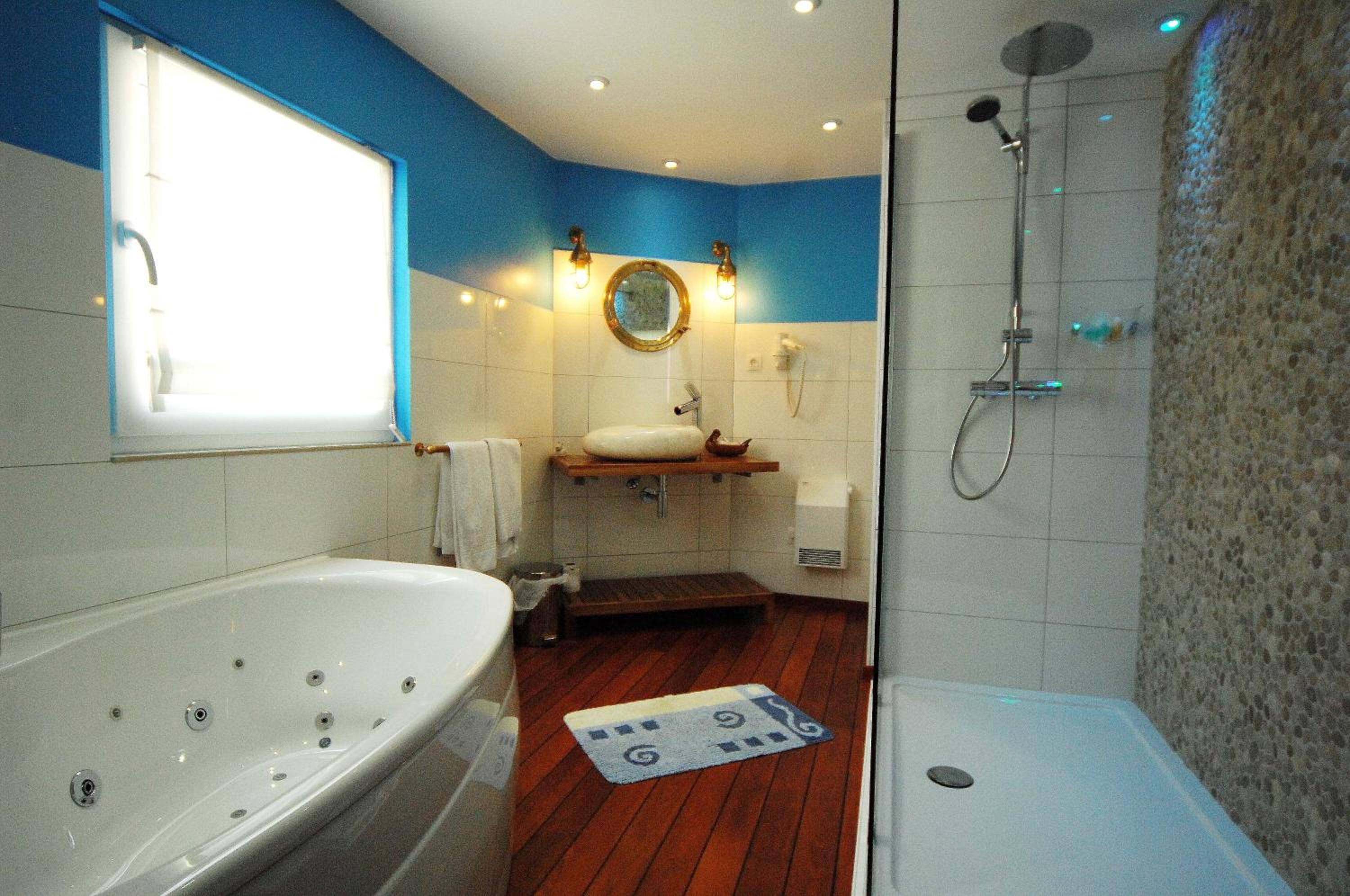 Double Room with Spa Bath - Photo 7