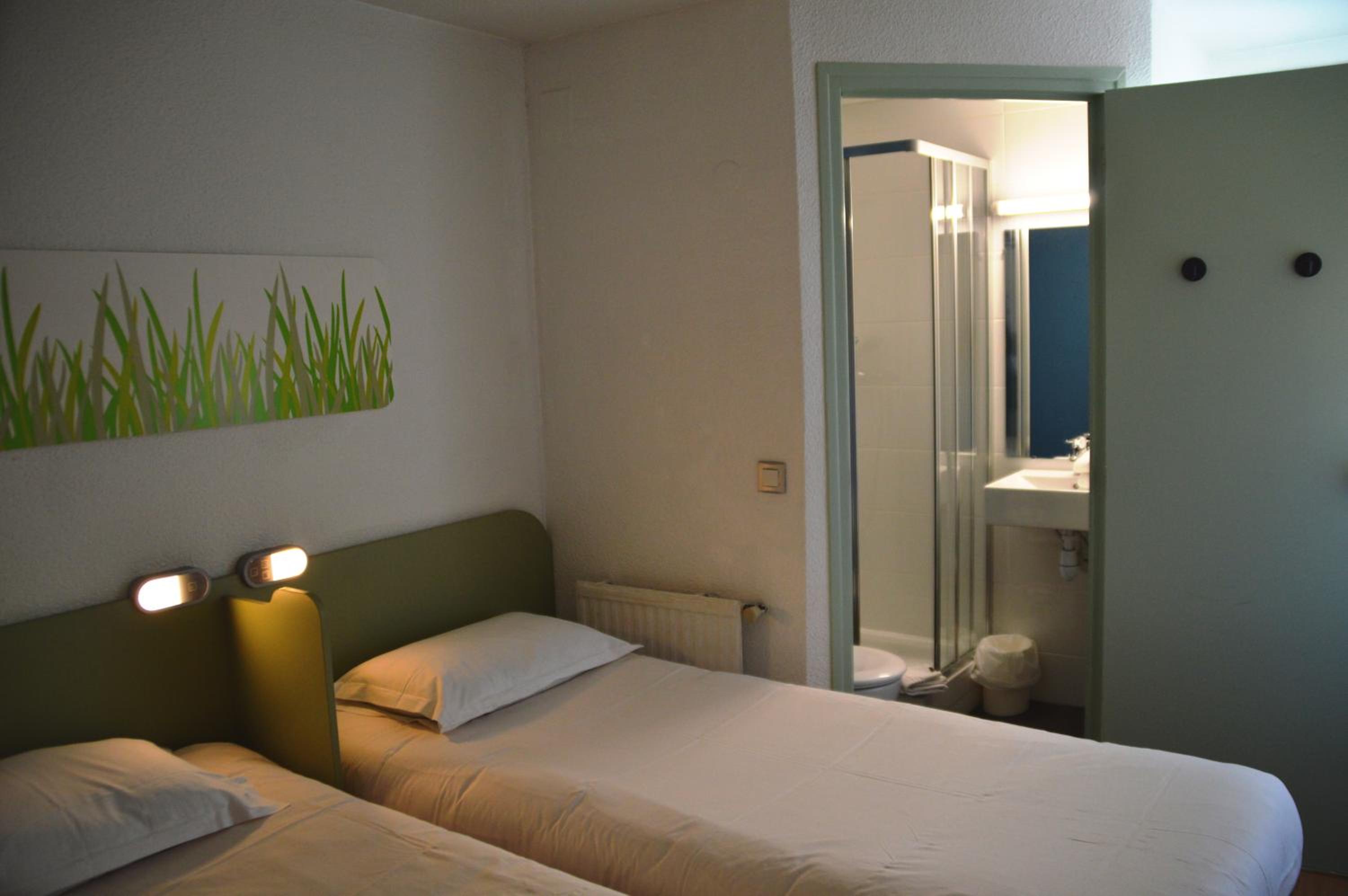 Twin Room - Photo 3