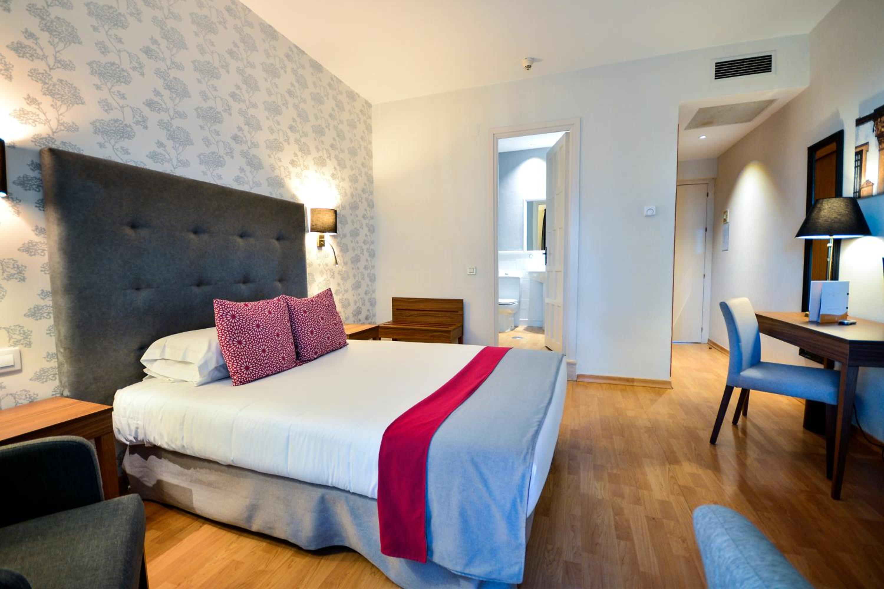 Superior Double or Twin Room - Photo 15