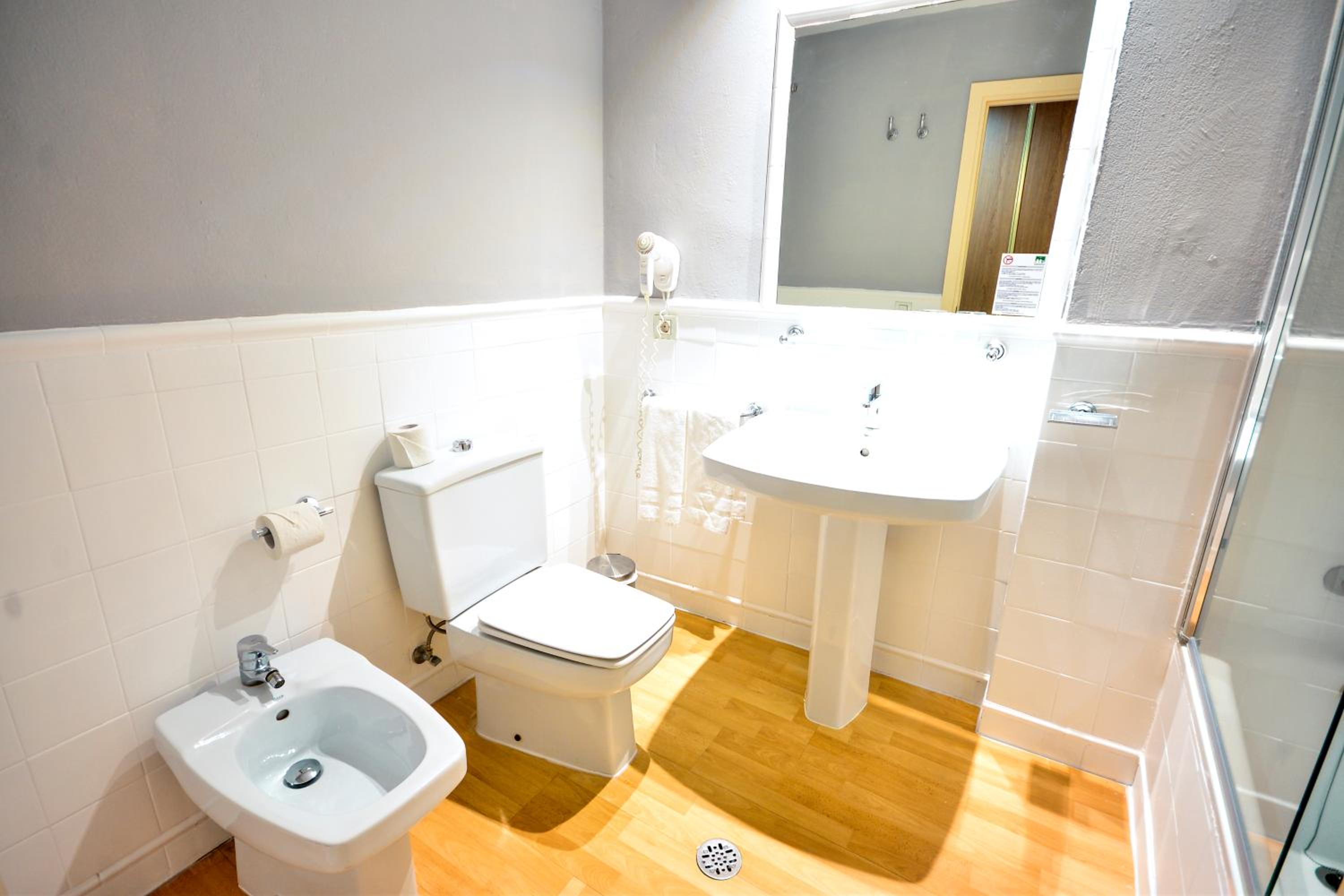 Standard Double or Twin Room - Photo 11
