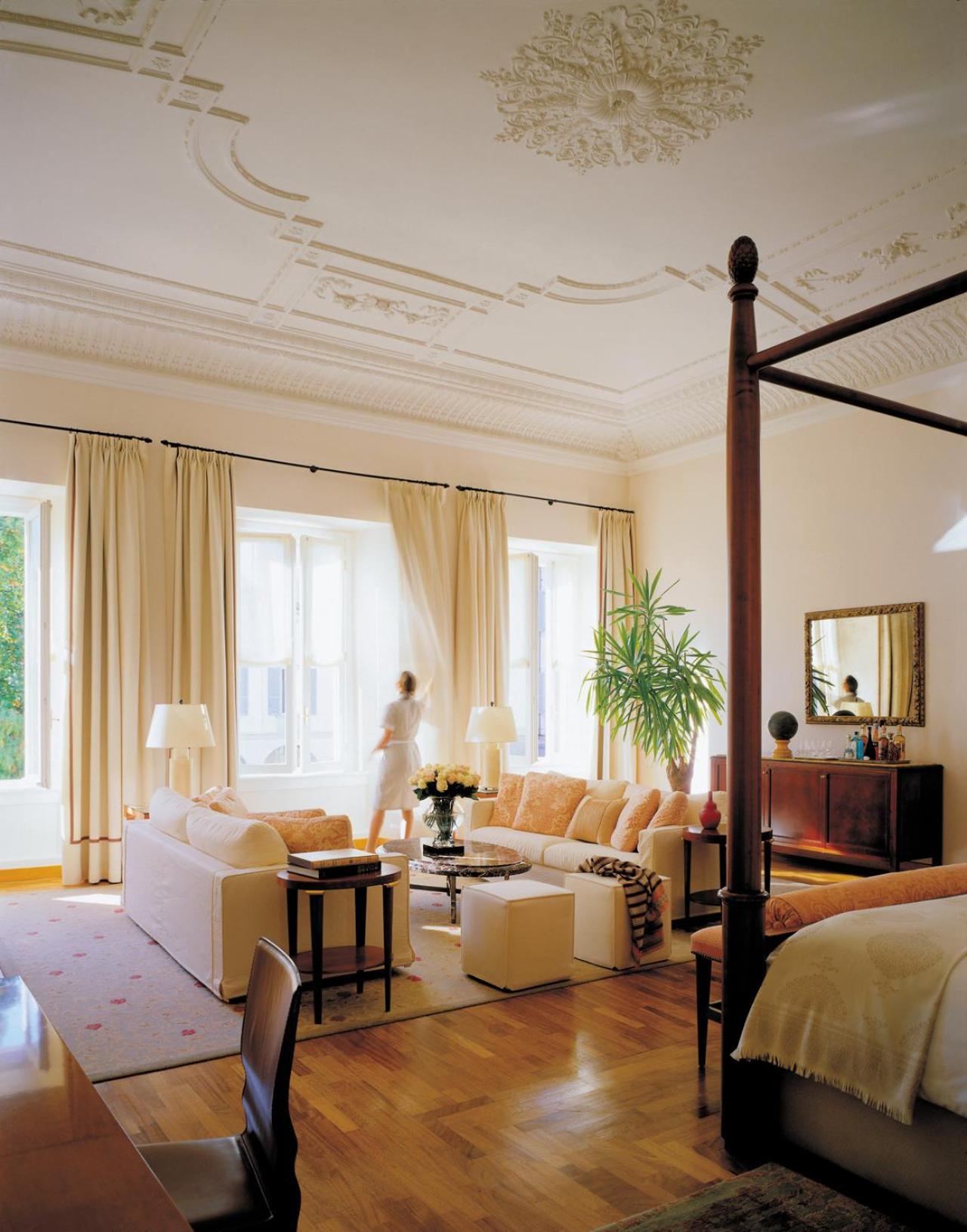 Renaissance Suite king bed photo 3
