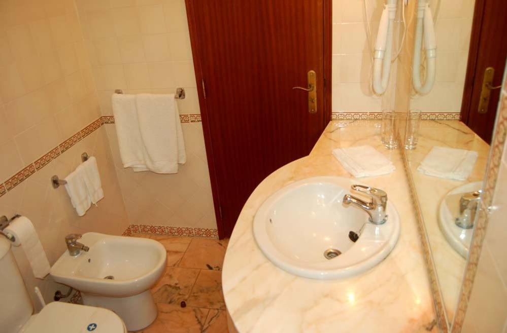 Economy Double Room - Photo 13