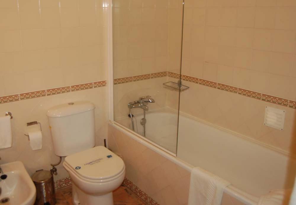 Economy Double Room - Photo 12