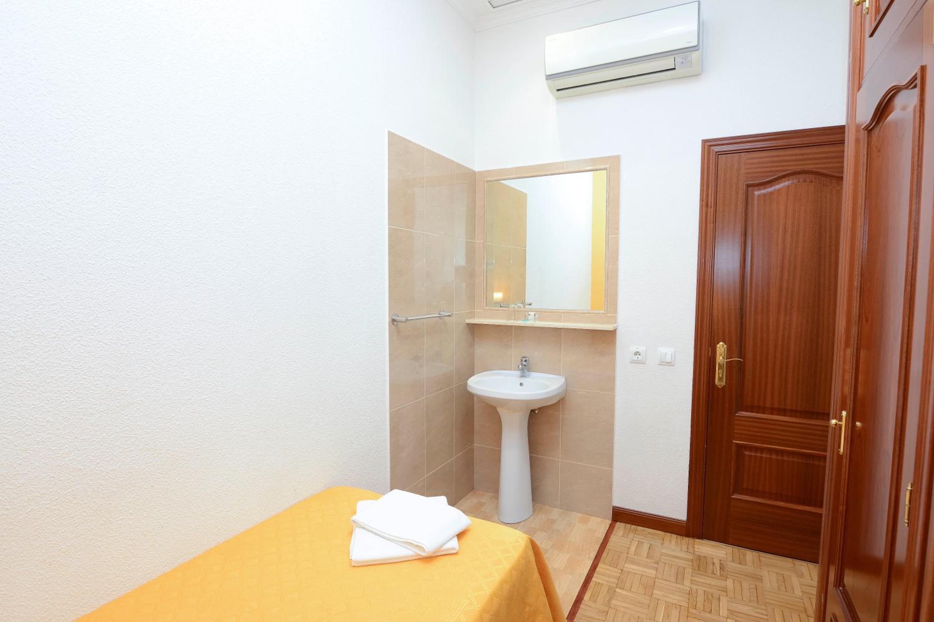 Single Room with Shared Bathroom photo 3