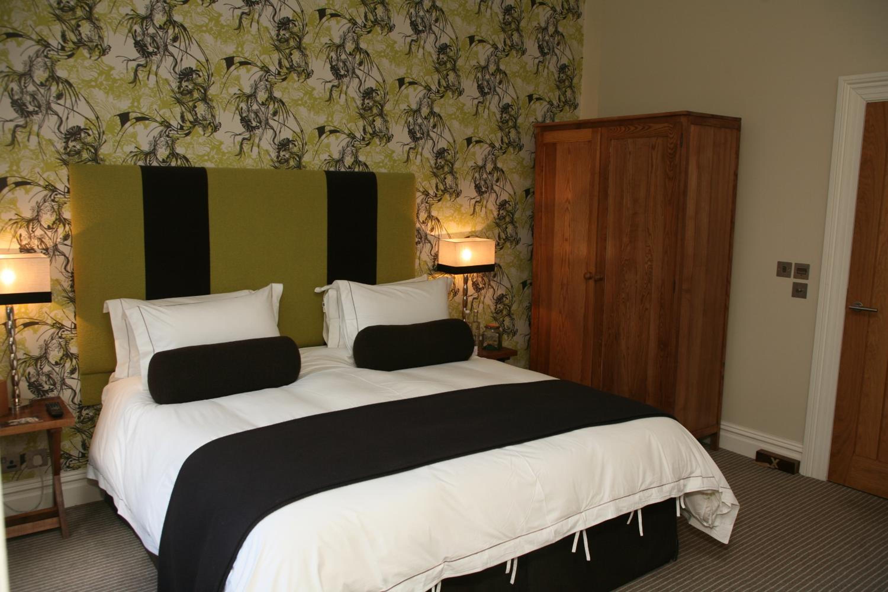 Large Double Room - Photo 3