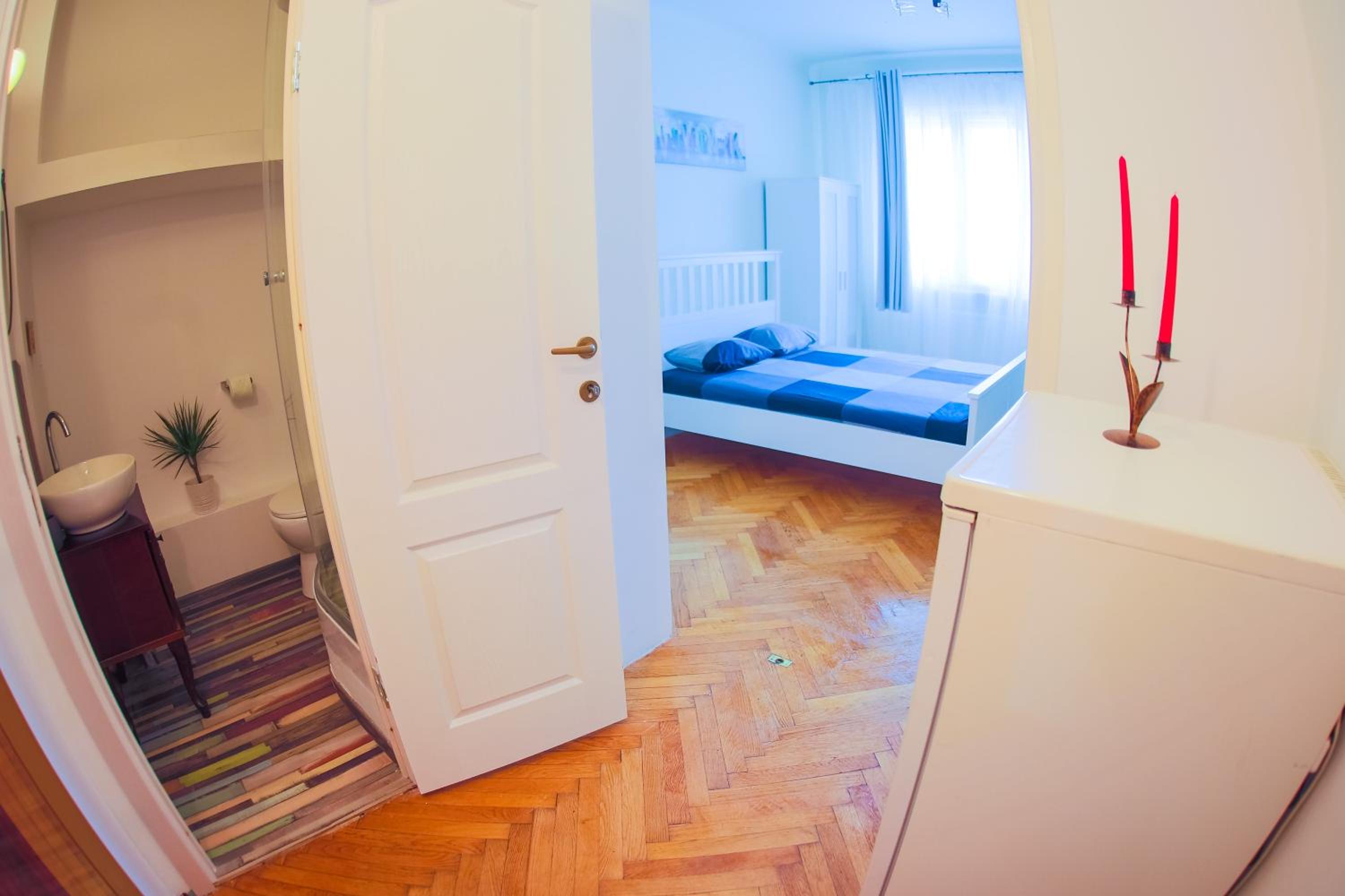 Studio Apartment - Photo 1