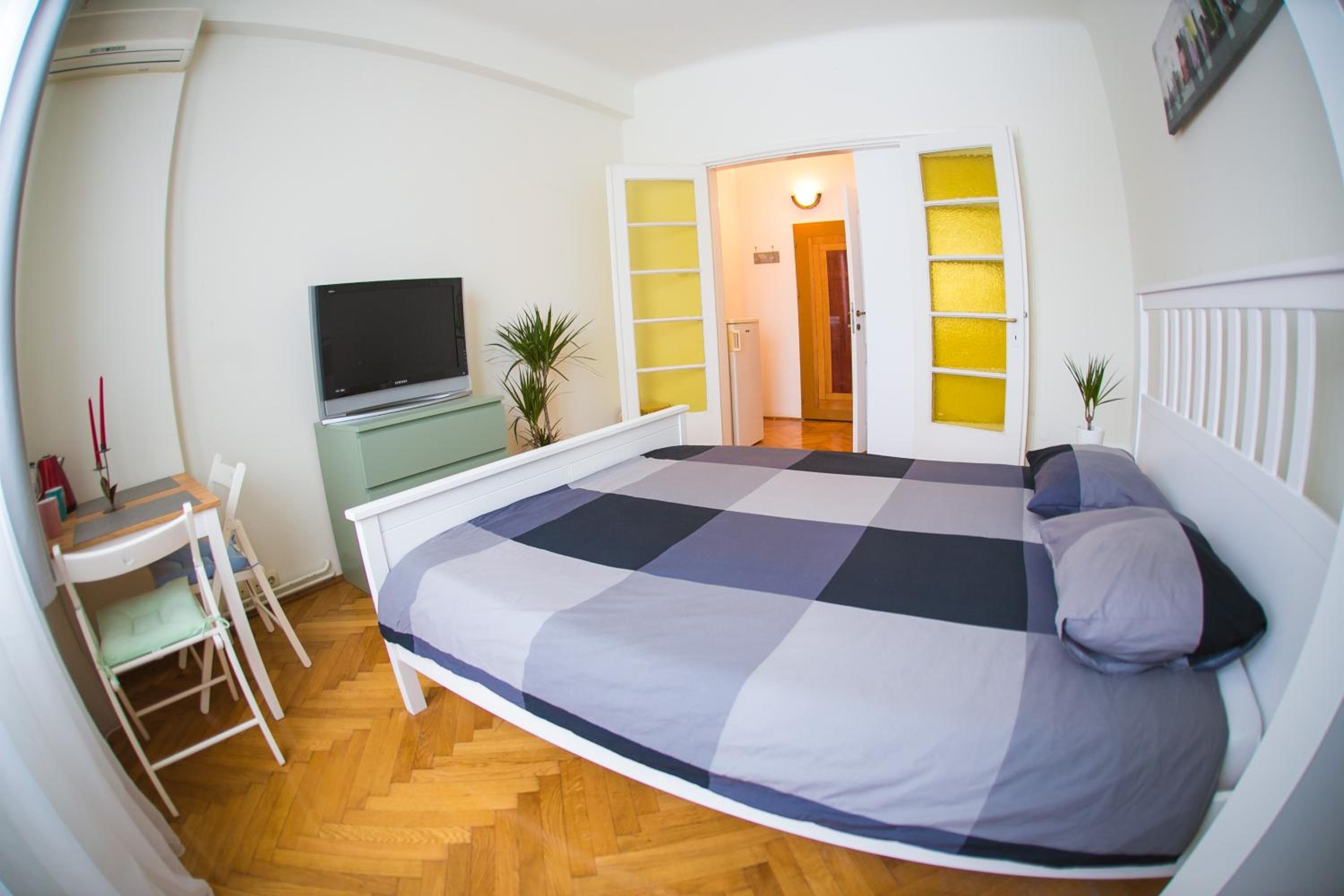 Studio Apartment - Photo 22
