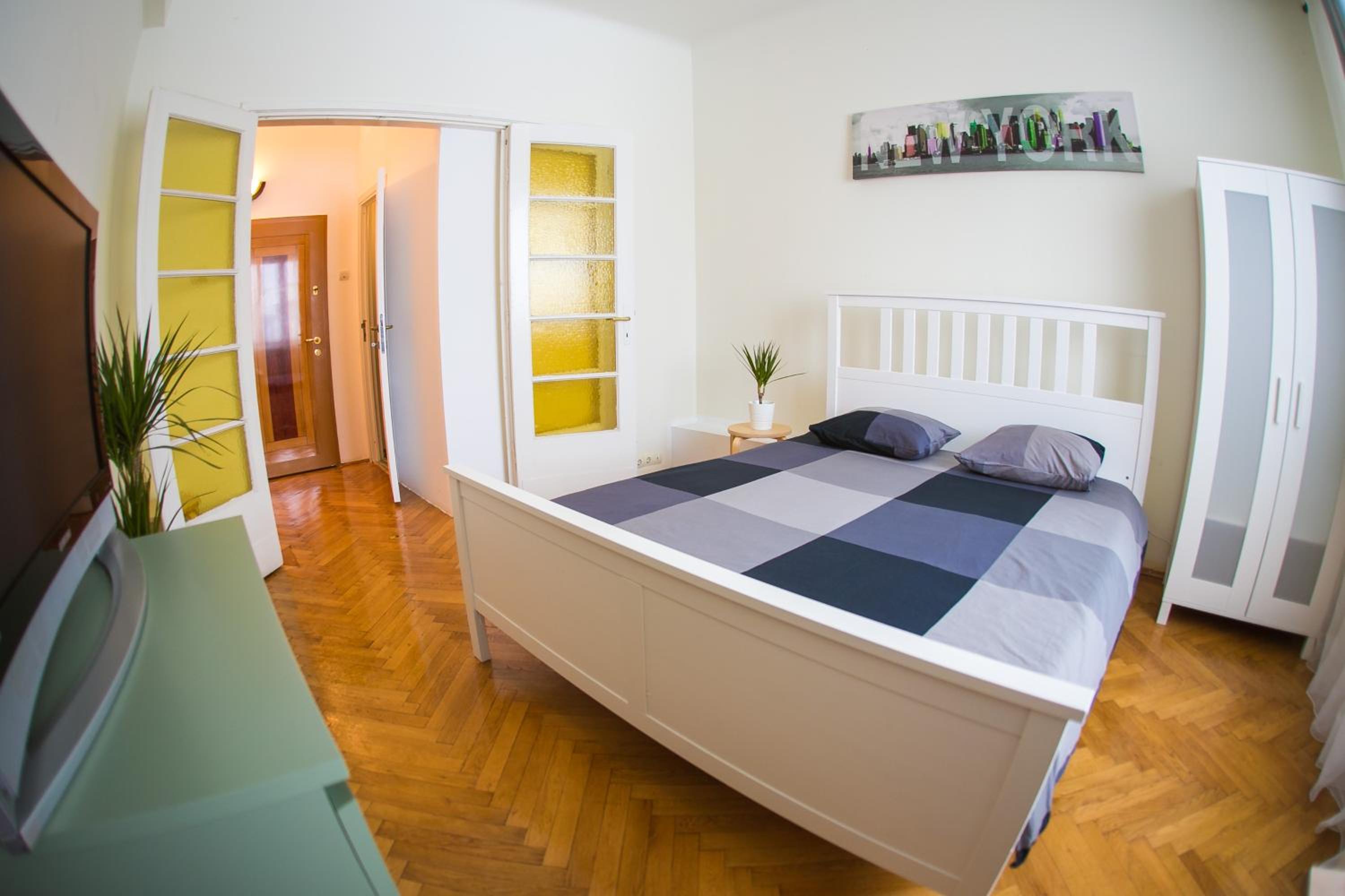 Studio Apartment - Photo 2