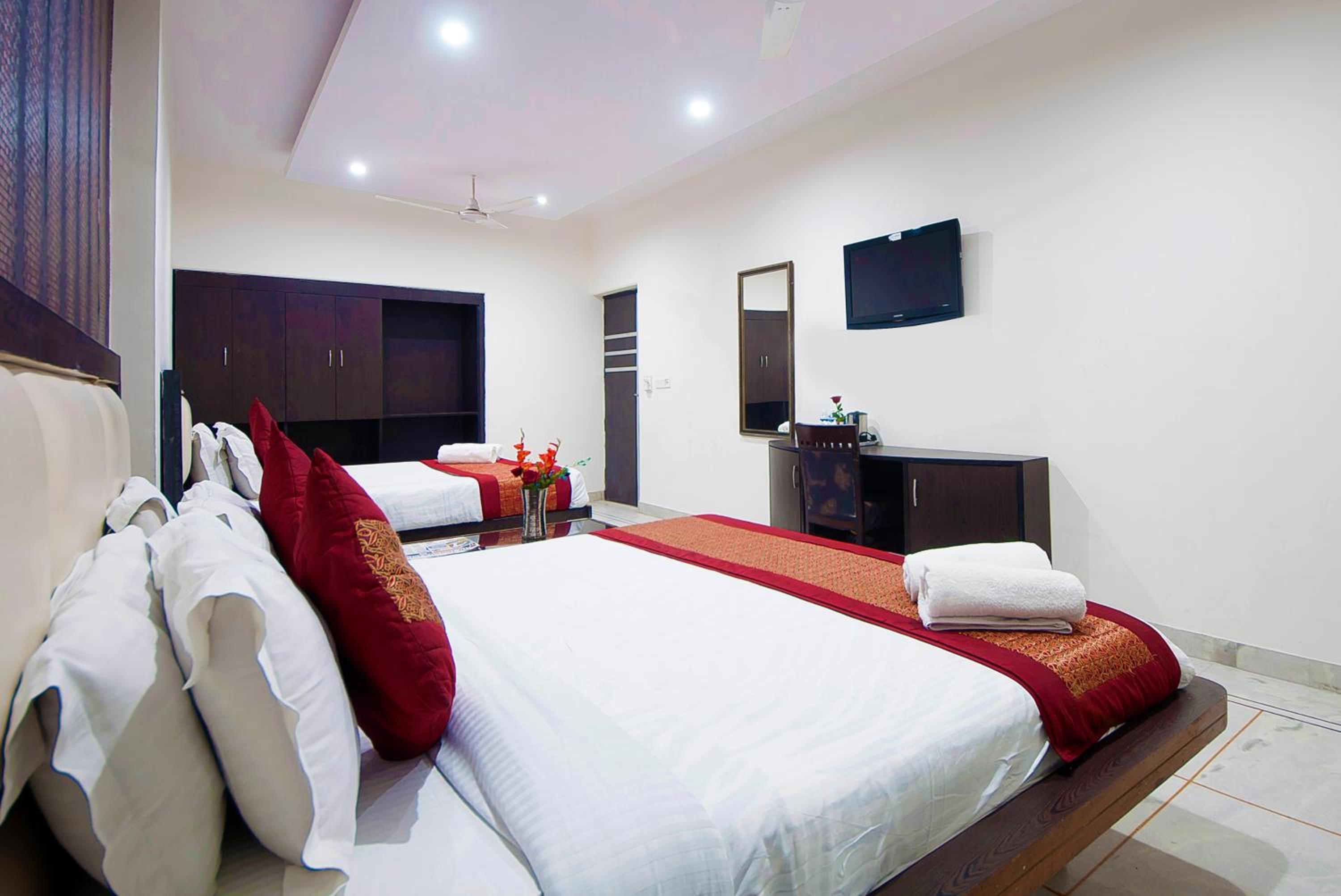 Family Room With Airport Pick Or Drop - Photo 12