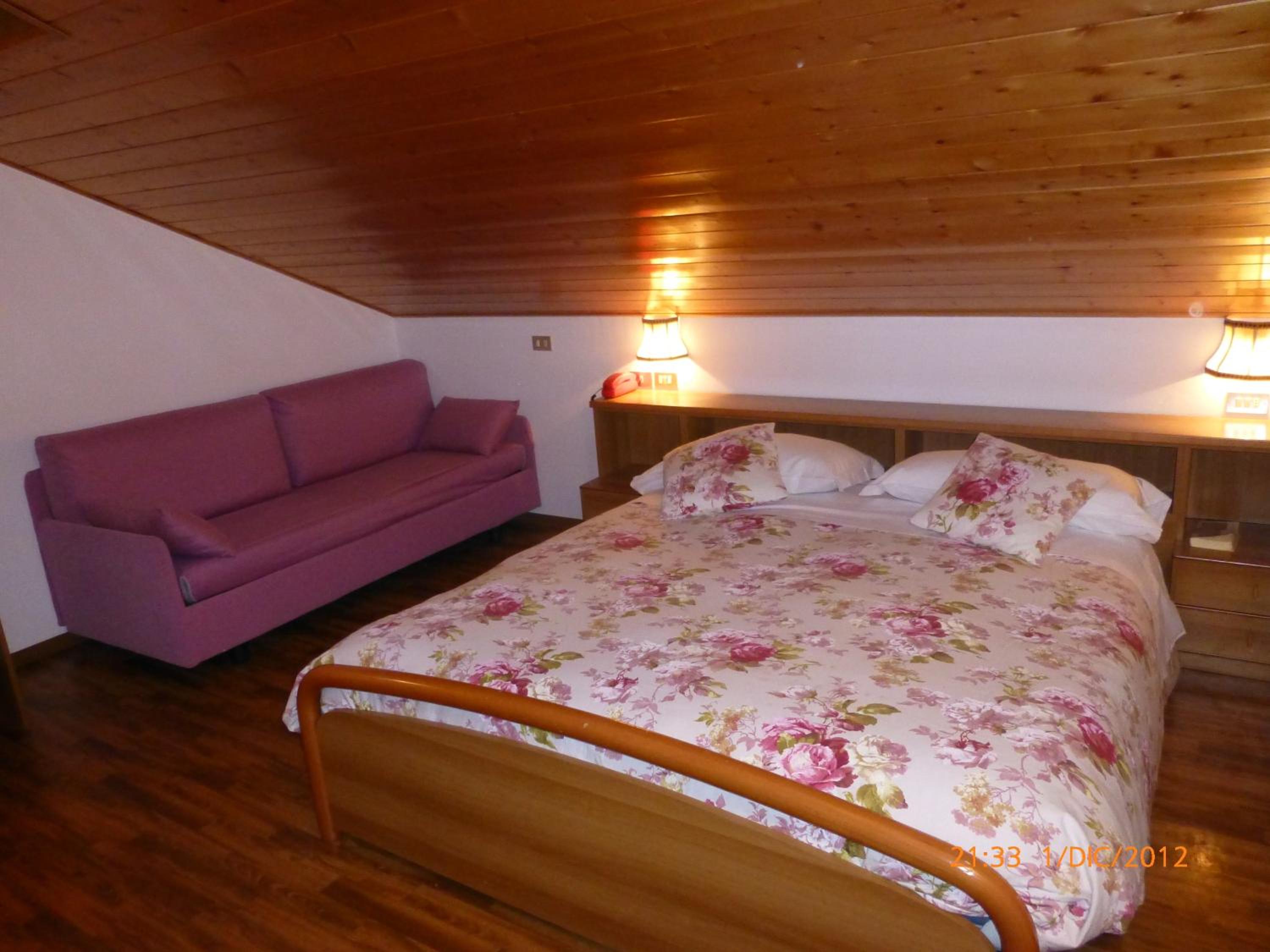 Family Room (2 Adults + 1 Child) - Photo 1
