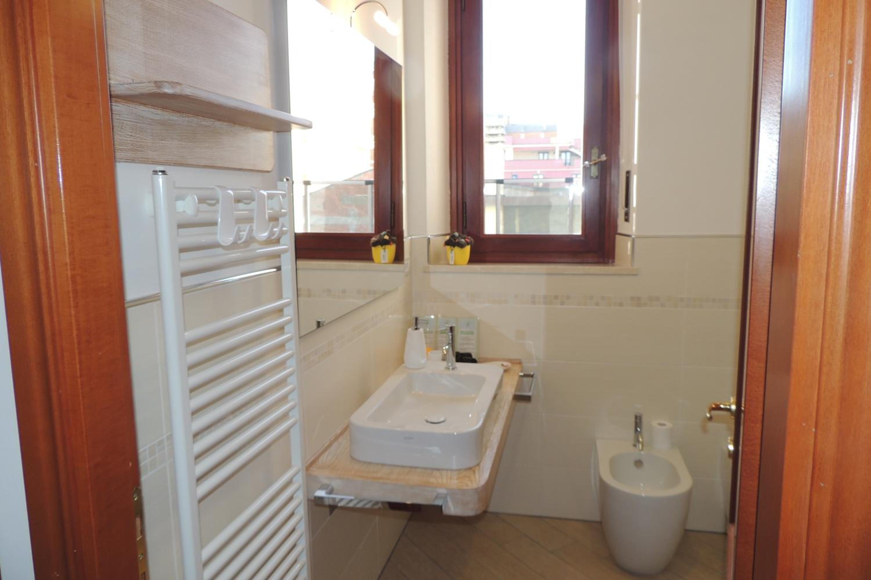 Double Room with Private Bathroom - Photo 2