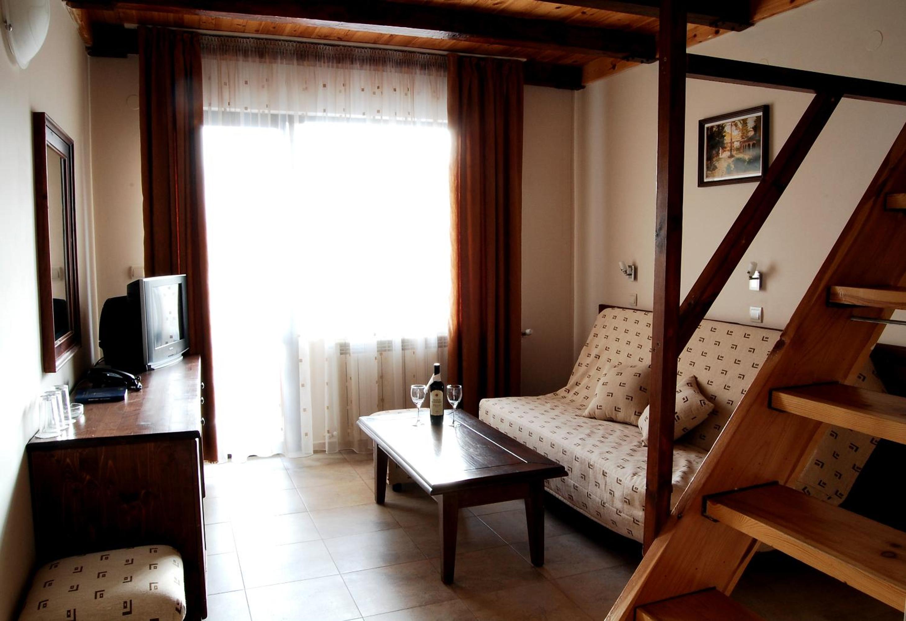 Family Room - Split Level - Photo 9