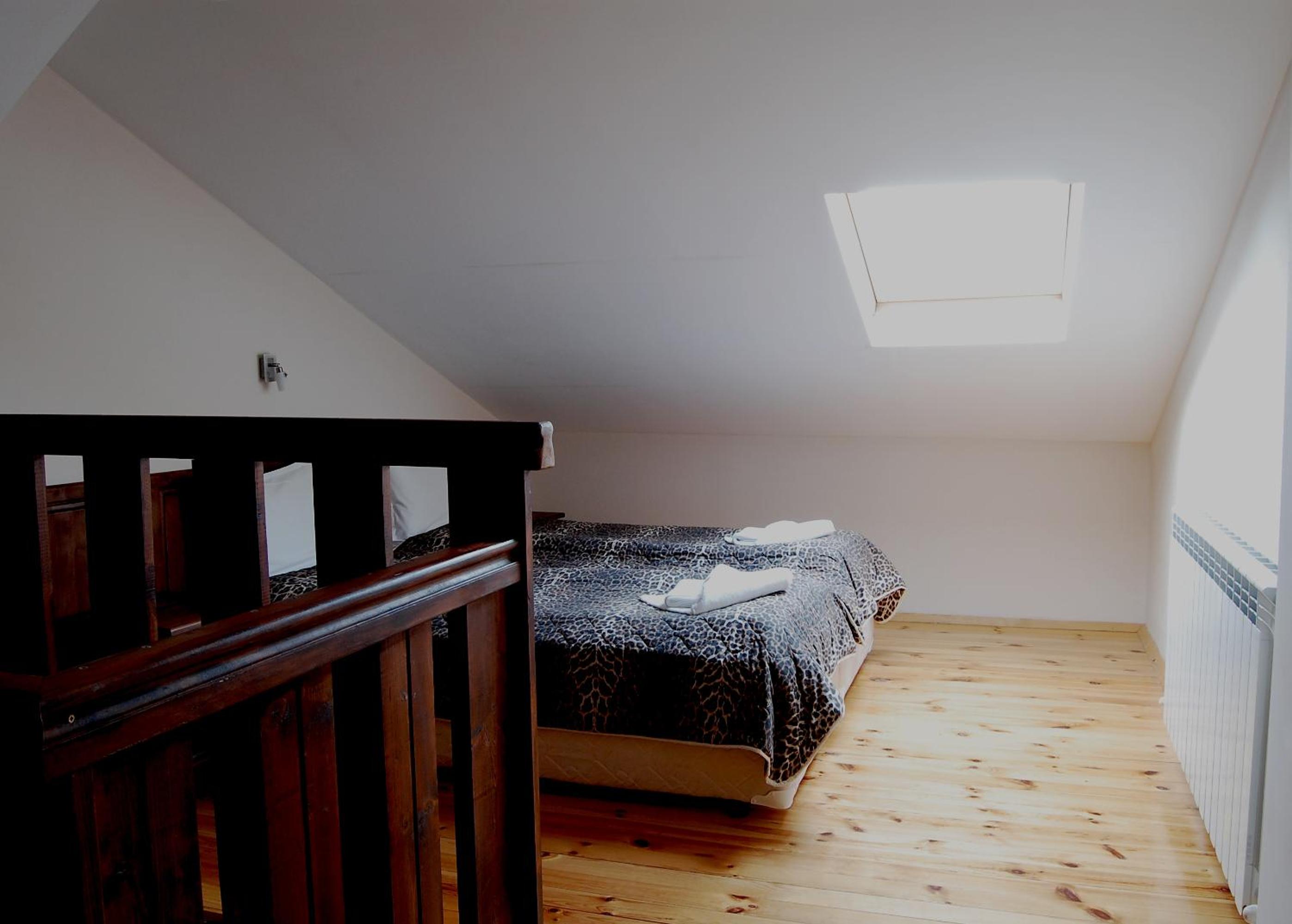 Family Room - Split Level - Photo 5