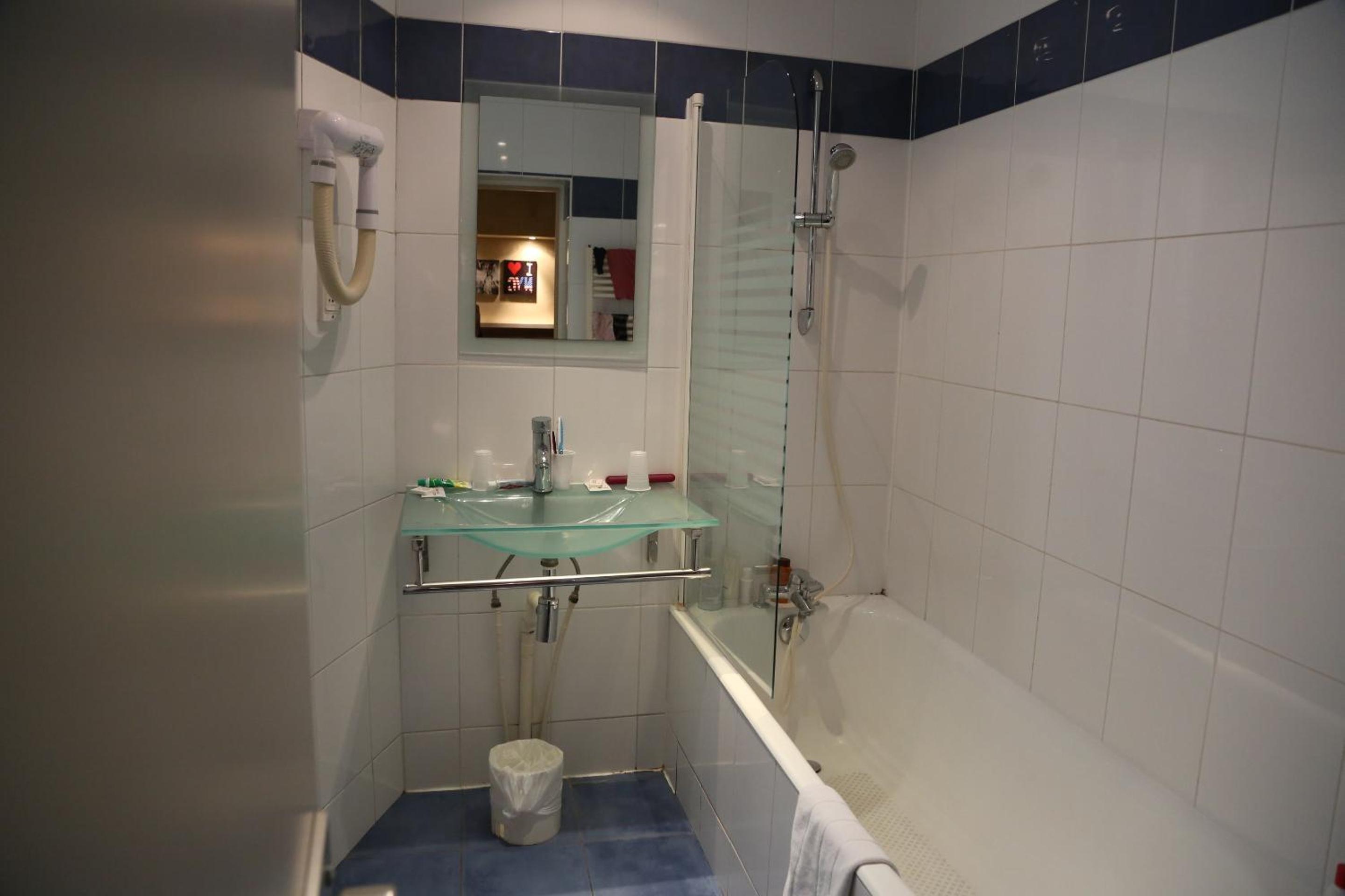 Standard Twin Room with Shower or Bath photo 3