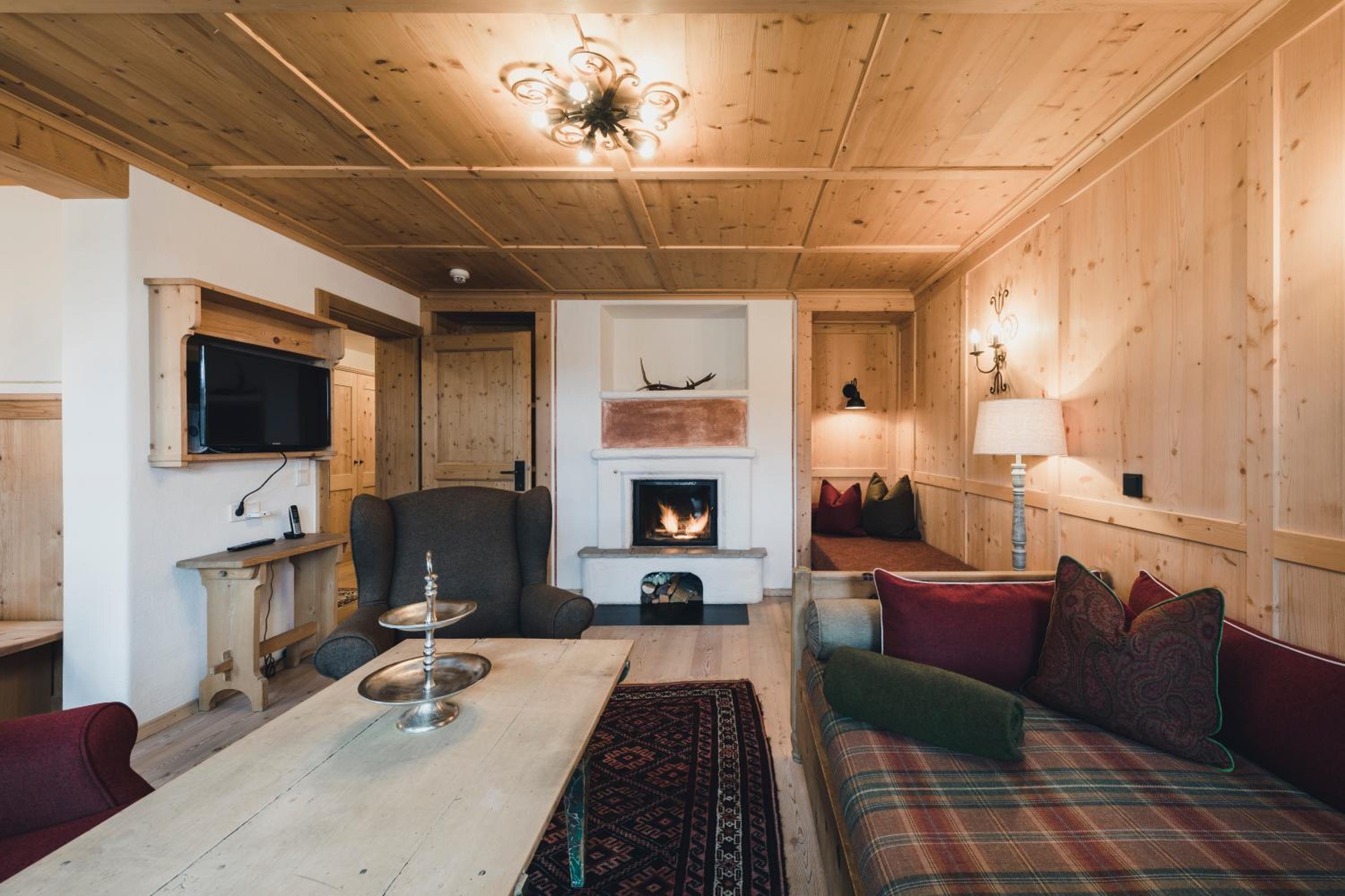 Deluxe King Suite with Fireplace photo 2