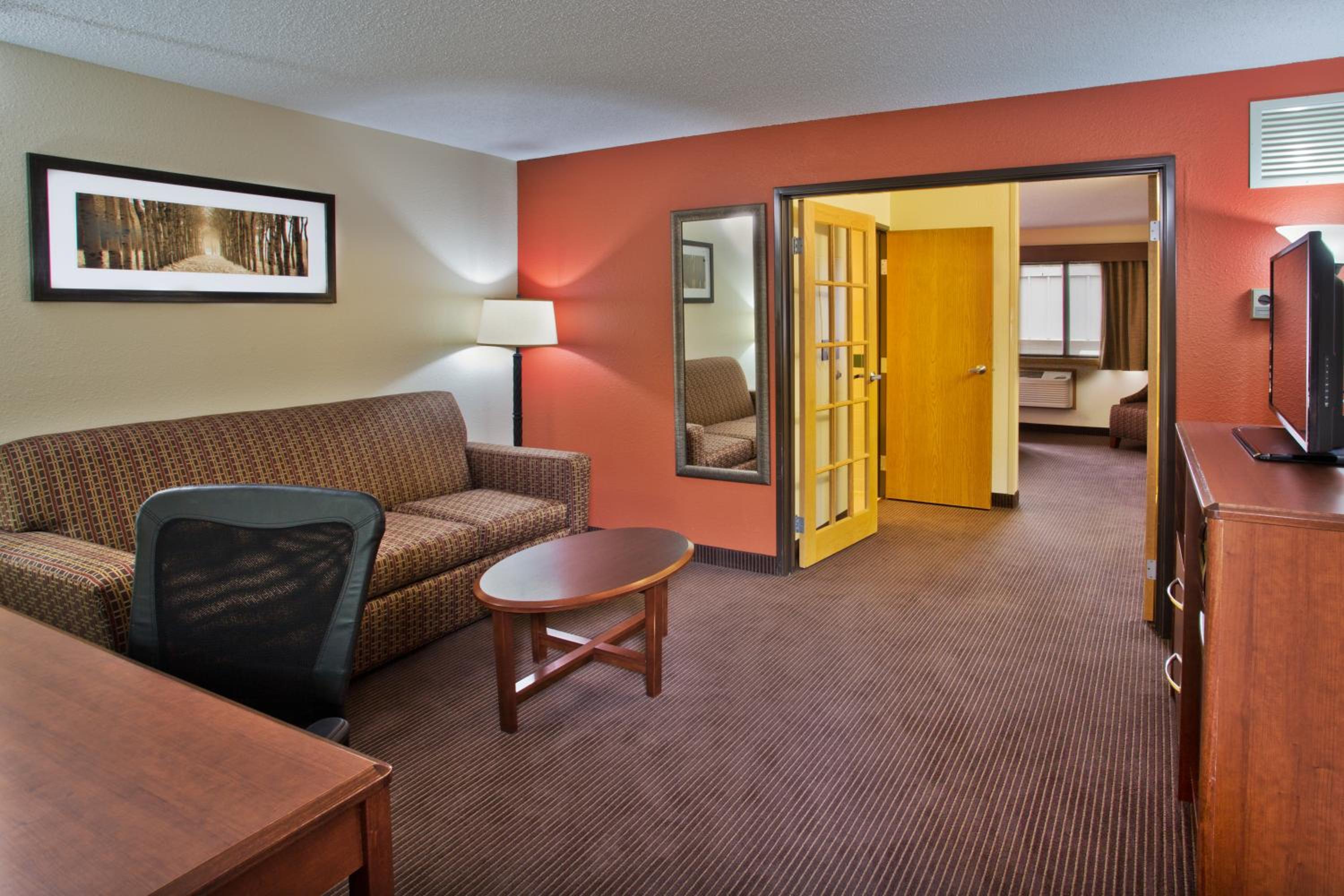 1 King Bed, Sofa Bed, One-Bedroom Suite, Non-Smoking photo 2