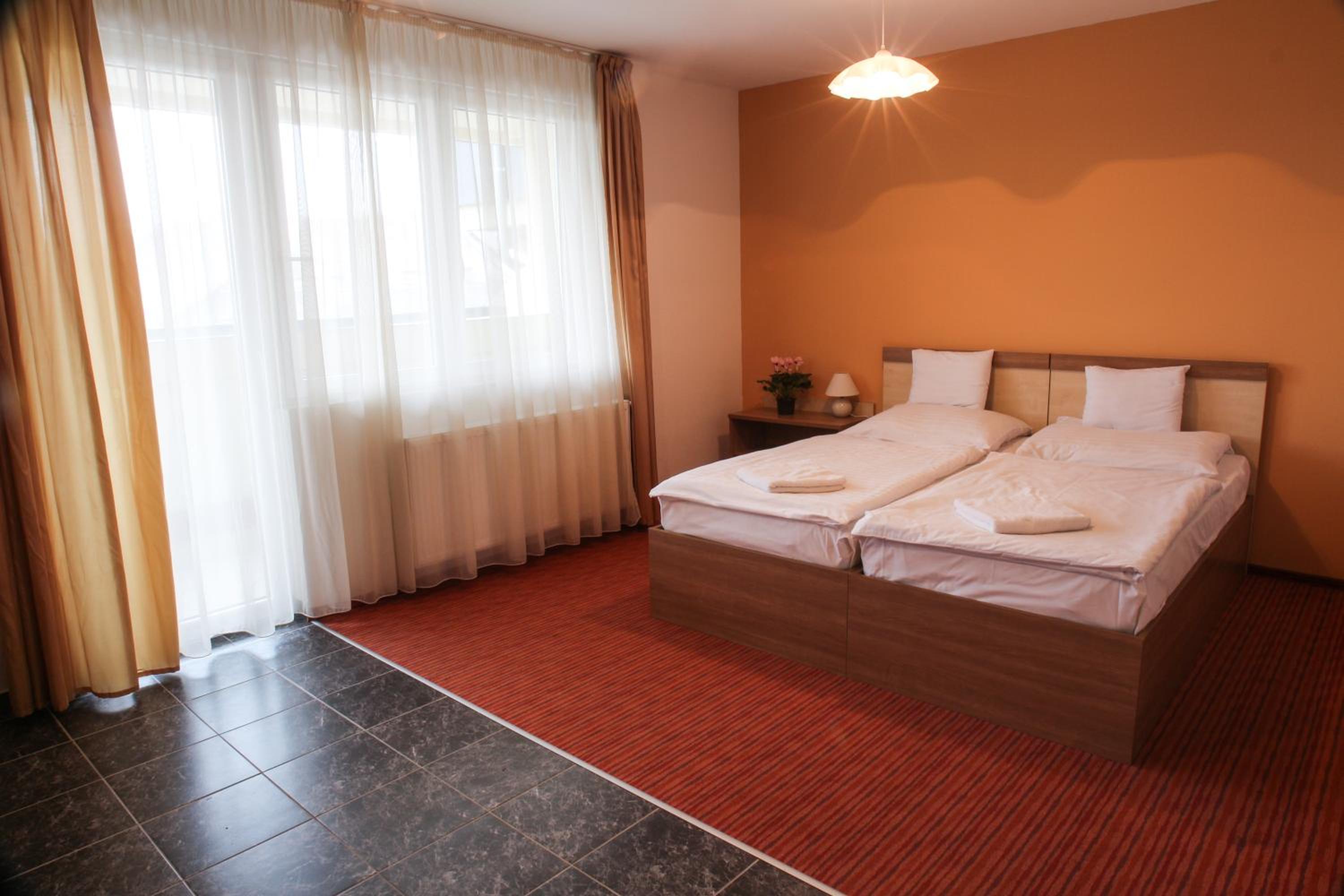 Double or Twin Room with Balcony - Photo 4