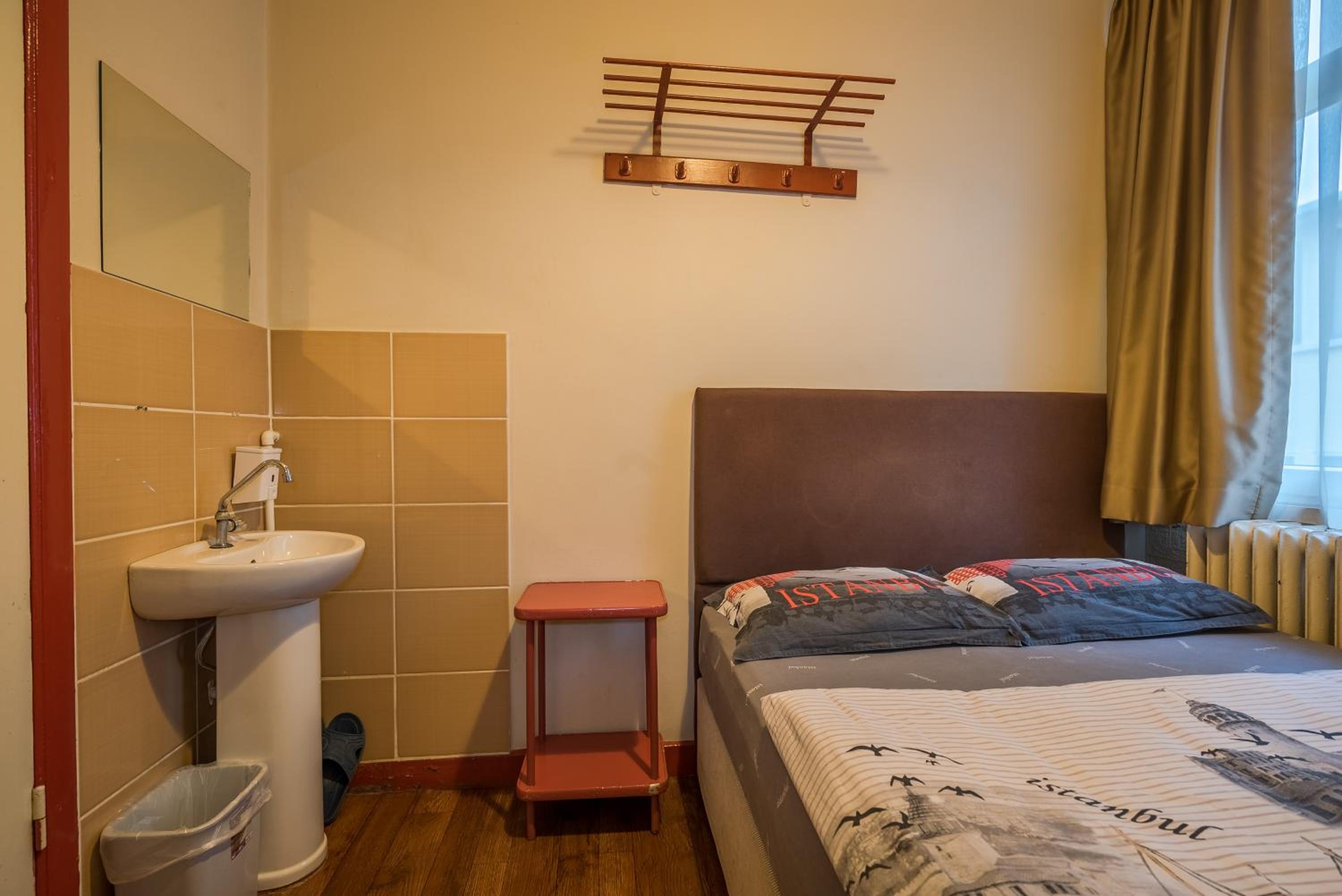 Economy Double Room with Shared Bathroom photo 2