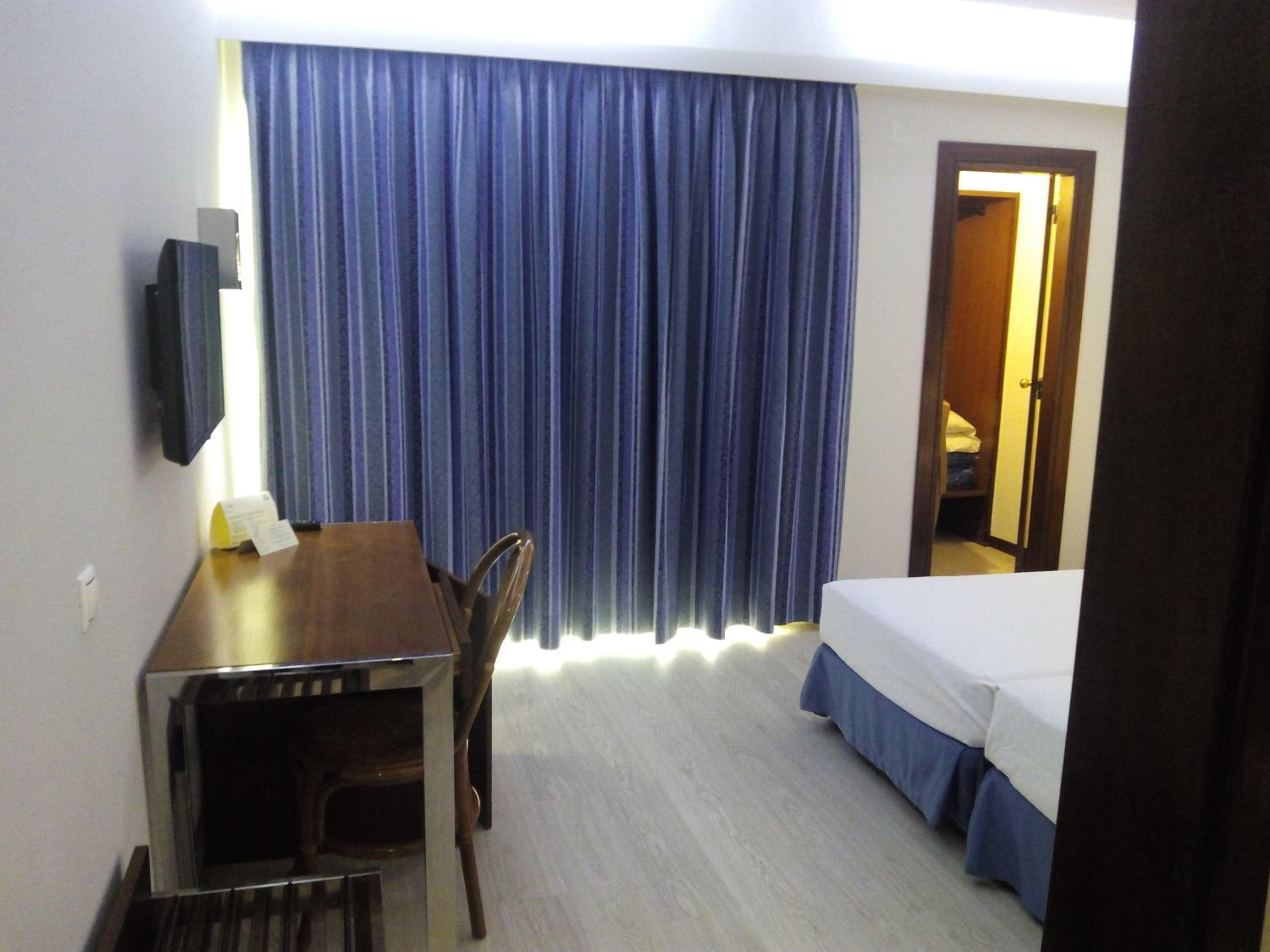 Twin Room with Interior View - Photo 6