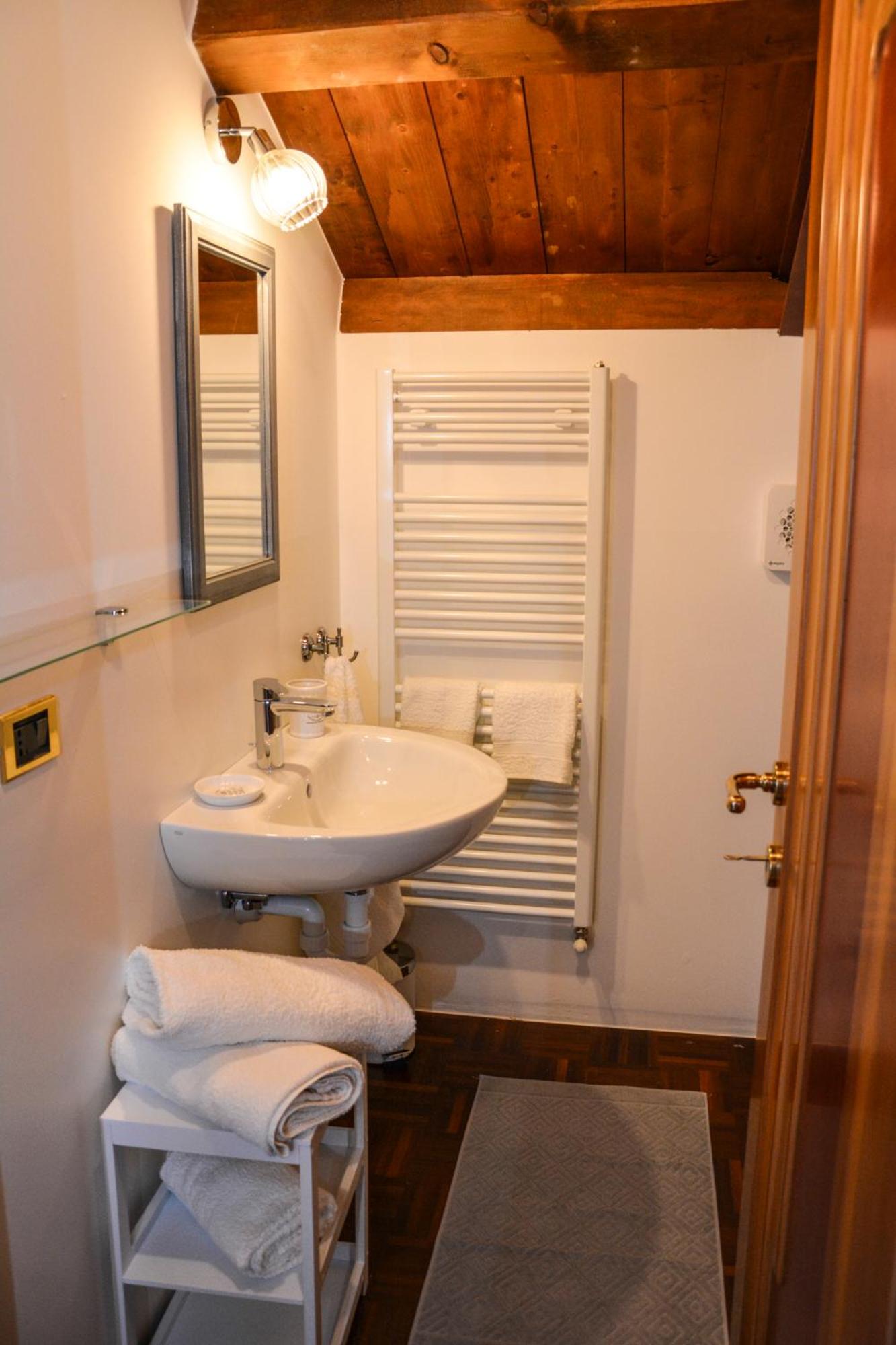 Deluxe King Room - Photo 3