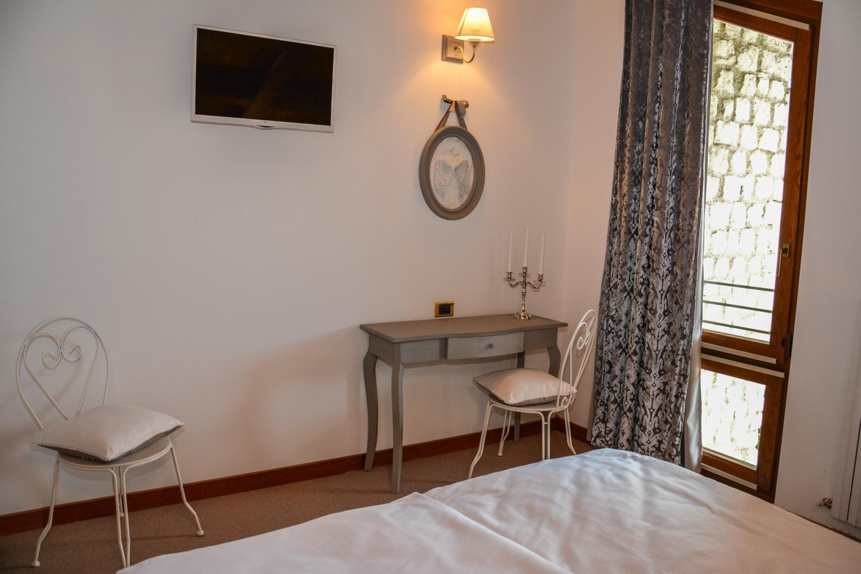 Deluxe King Room - Photo 2