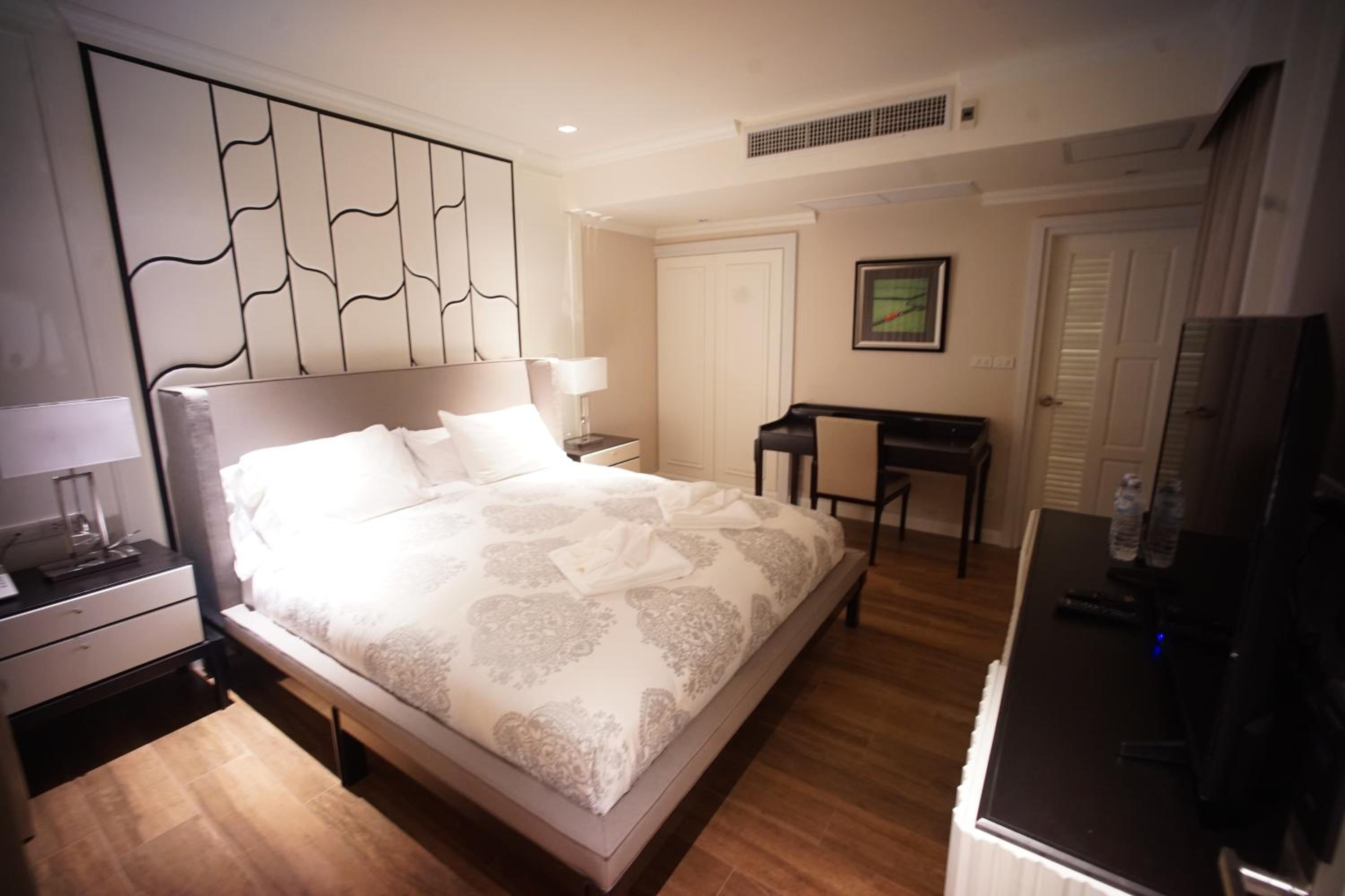 Classic King Suite photo 3