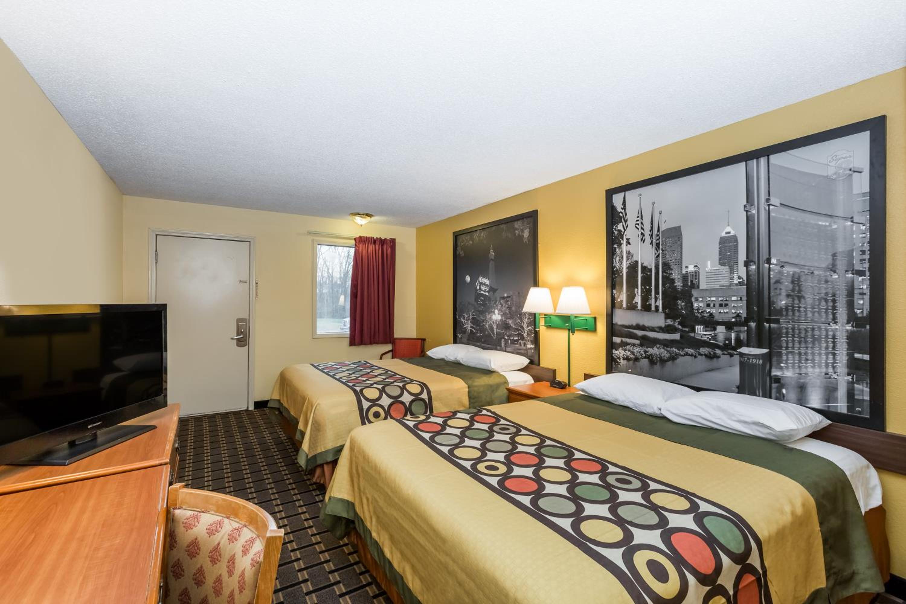 Queen Room with Two Queen Beds - Non-Smoking - Photo 8