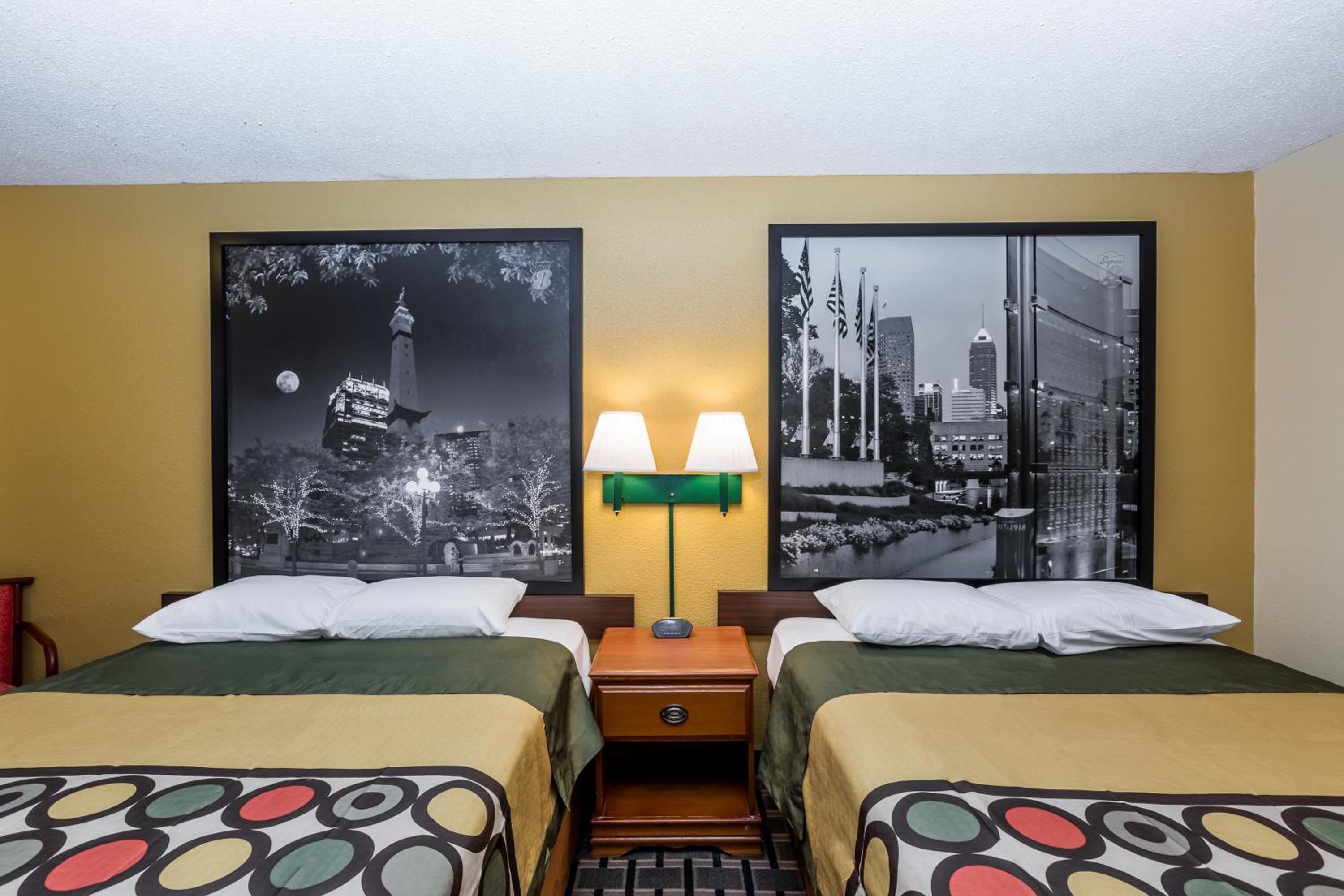 Queen Room with Two Queen Beds - Non-Smoking - Photo 3