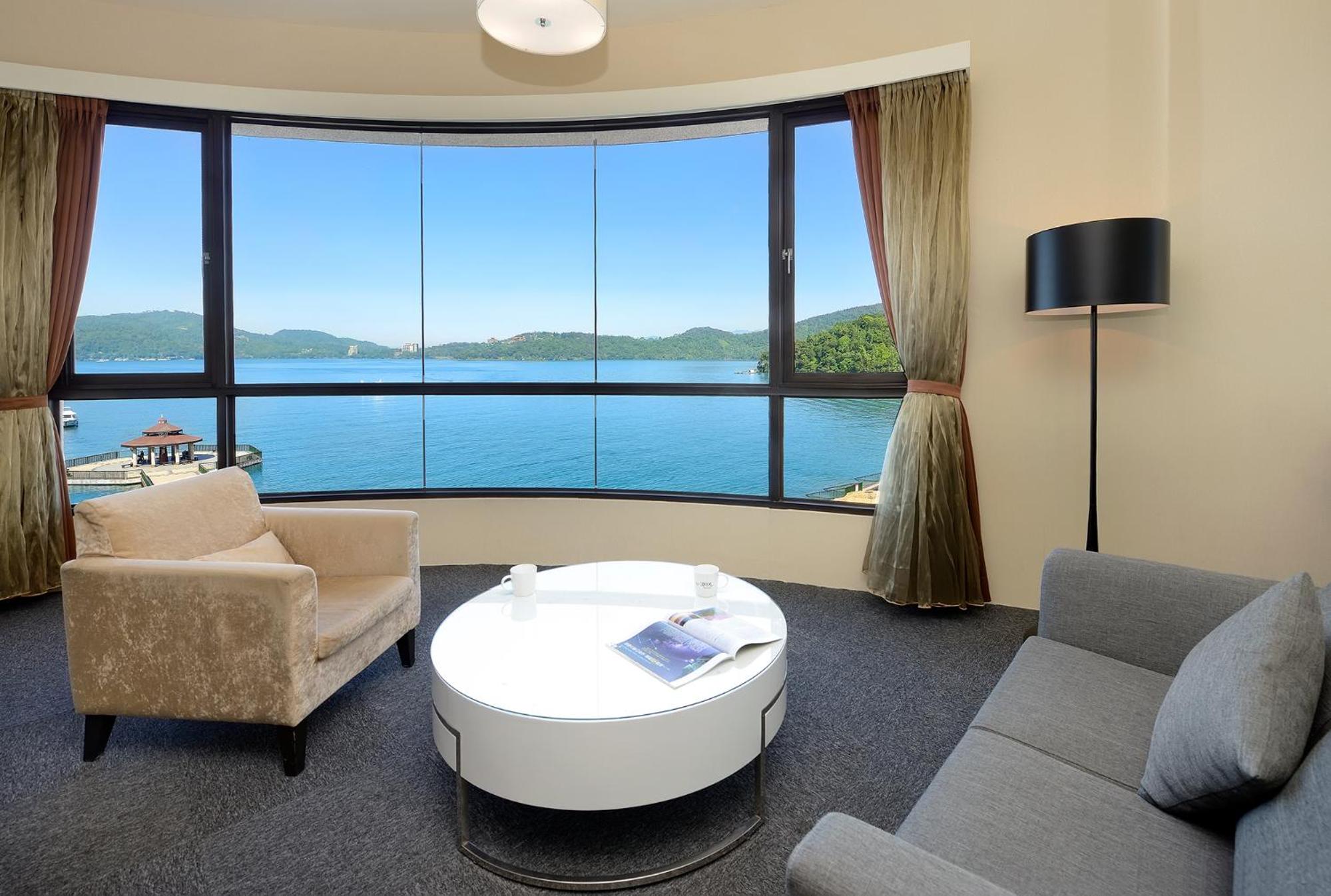 King Room with Lake View photo 3