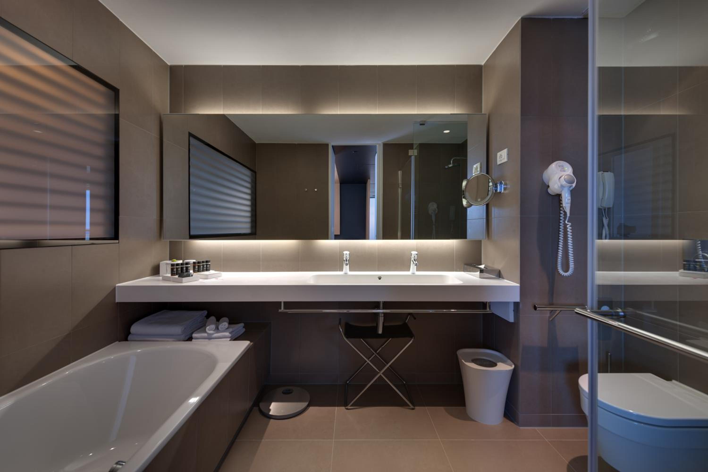 Bay Suite - Photo 2