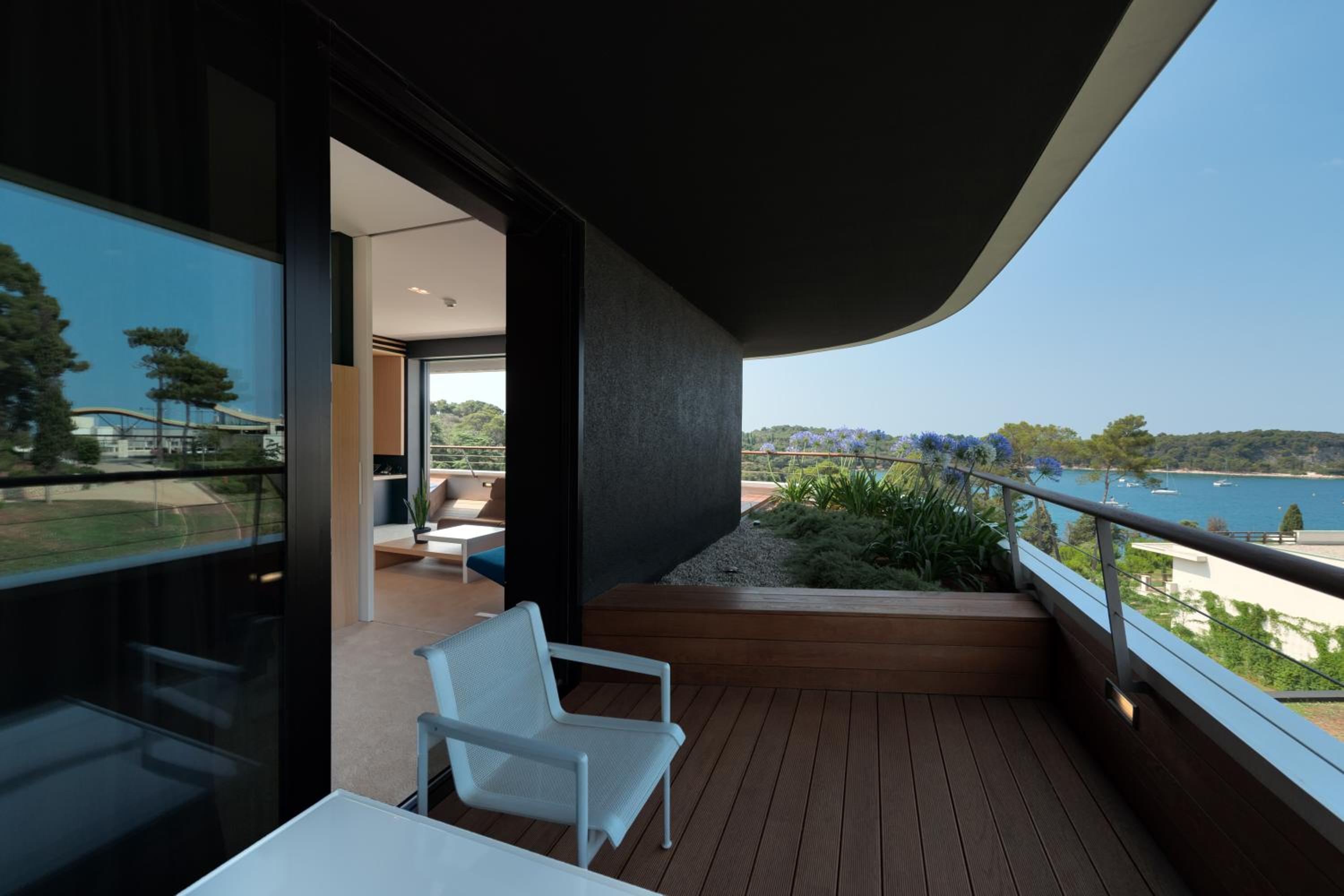 Bay Suite - Photo 9