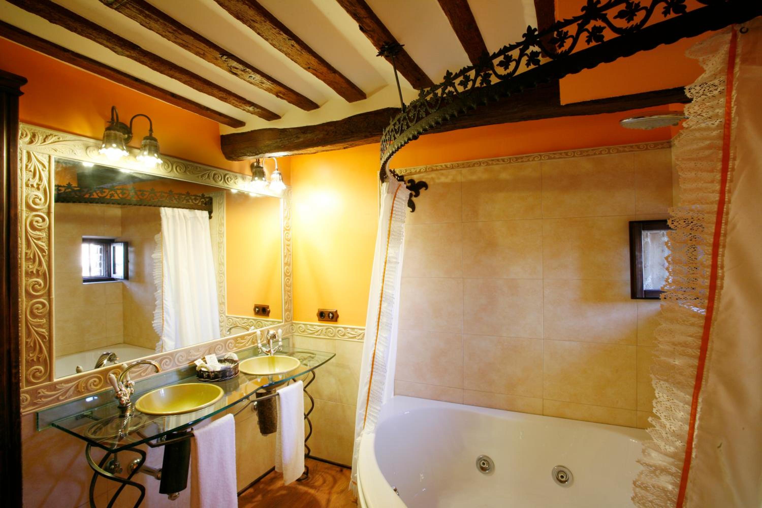 Habitación Doble con Bañera de Hidromasaje Habitación Doble con Bañera de Hidromasaje